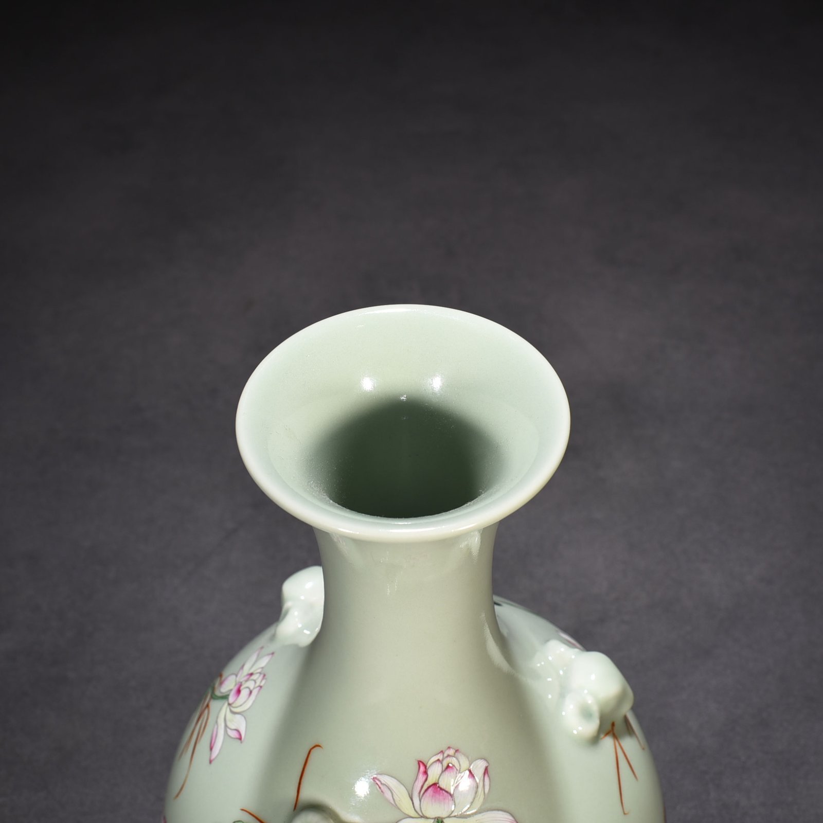 Qing Dynasty Yongzheng bean green glaze pastel lotus pond three-goat statue