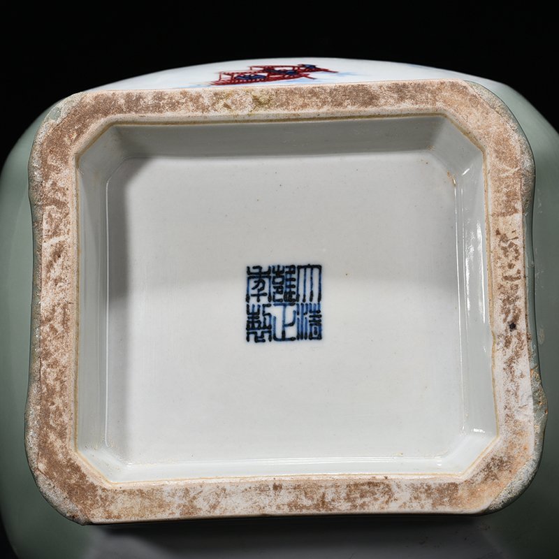 Qing Dynasty Yongzheng bean green glaze blue and white underglaze red landscape vase