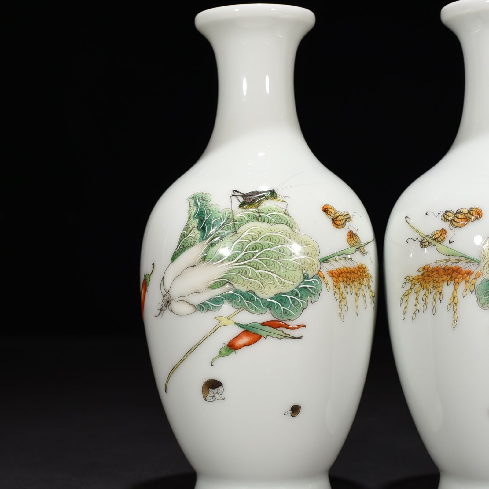 Qing Dynasty Yongzheng enamel fruit and vegetable cabbage pattern dish bottle