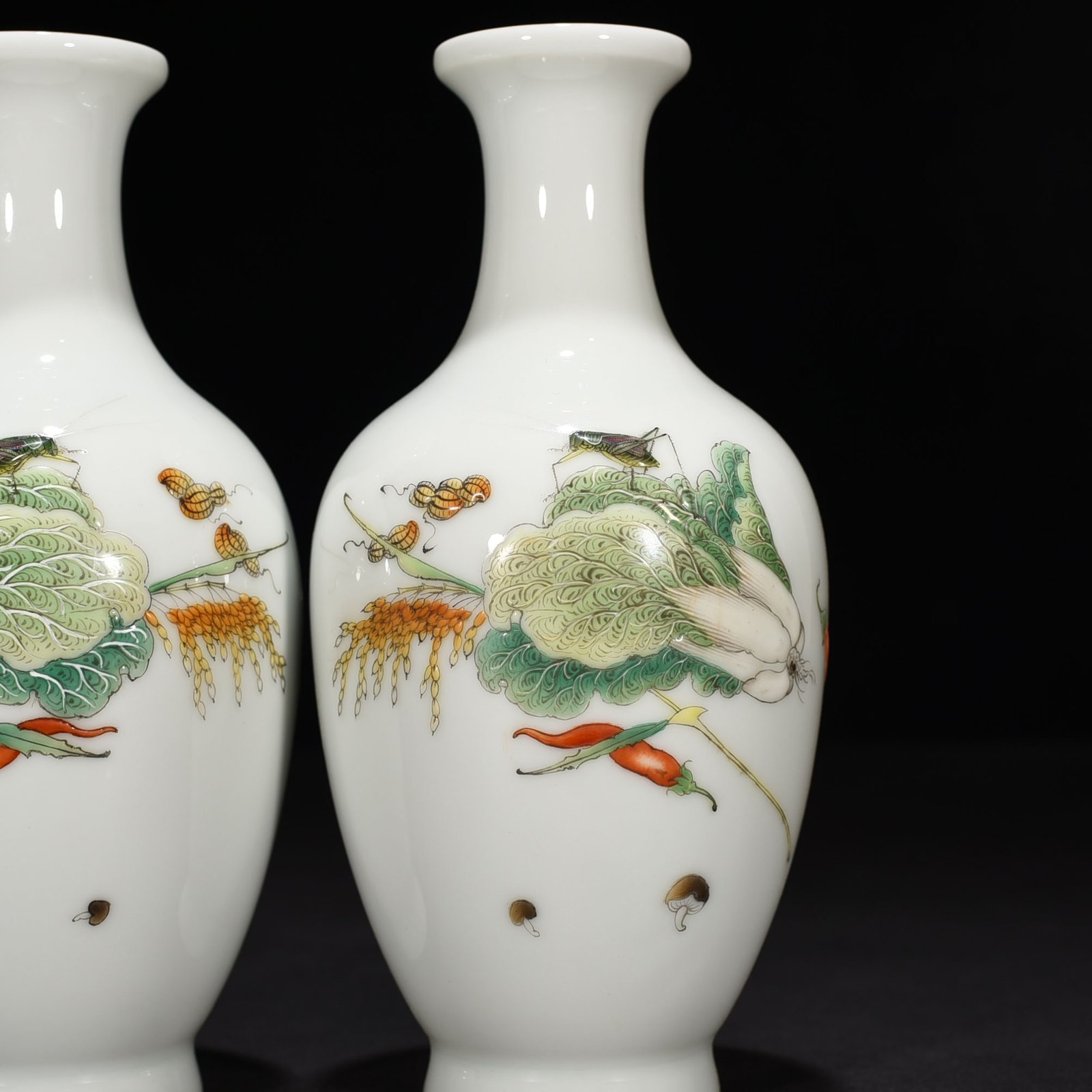 Qing Dynasty Yongzheng enamel fruit and vegetable cabbage pattern dish bottle
