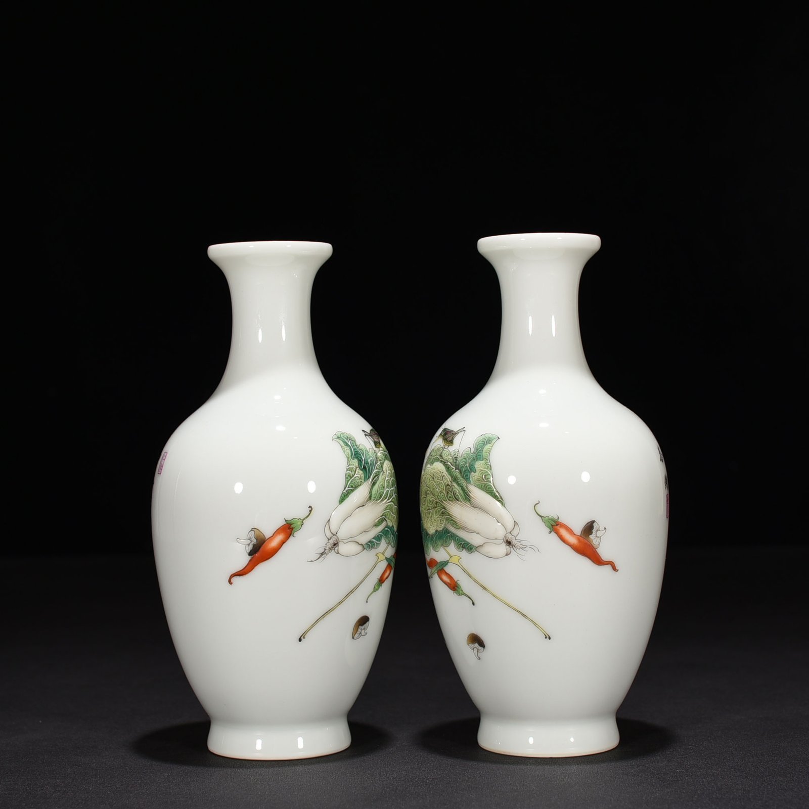 Qing Dynasty Yongzheng enamel fruit and vegetable cabbage pattern dish bottle