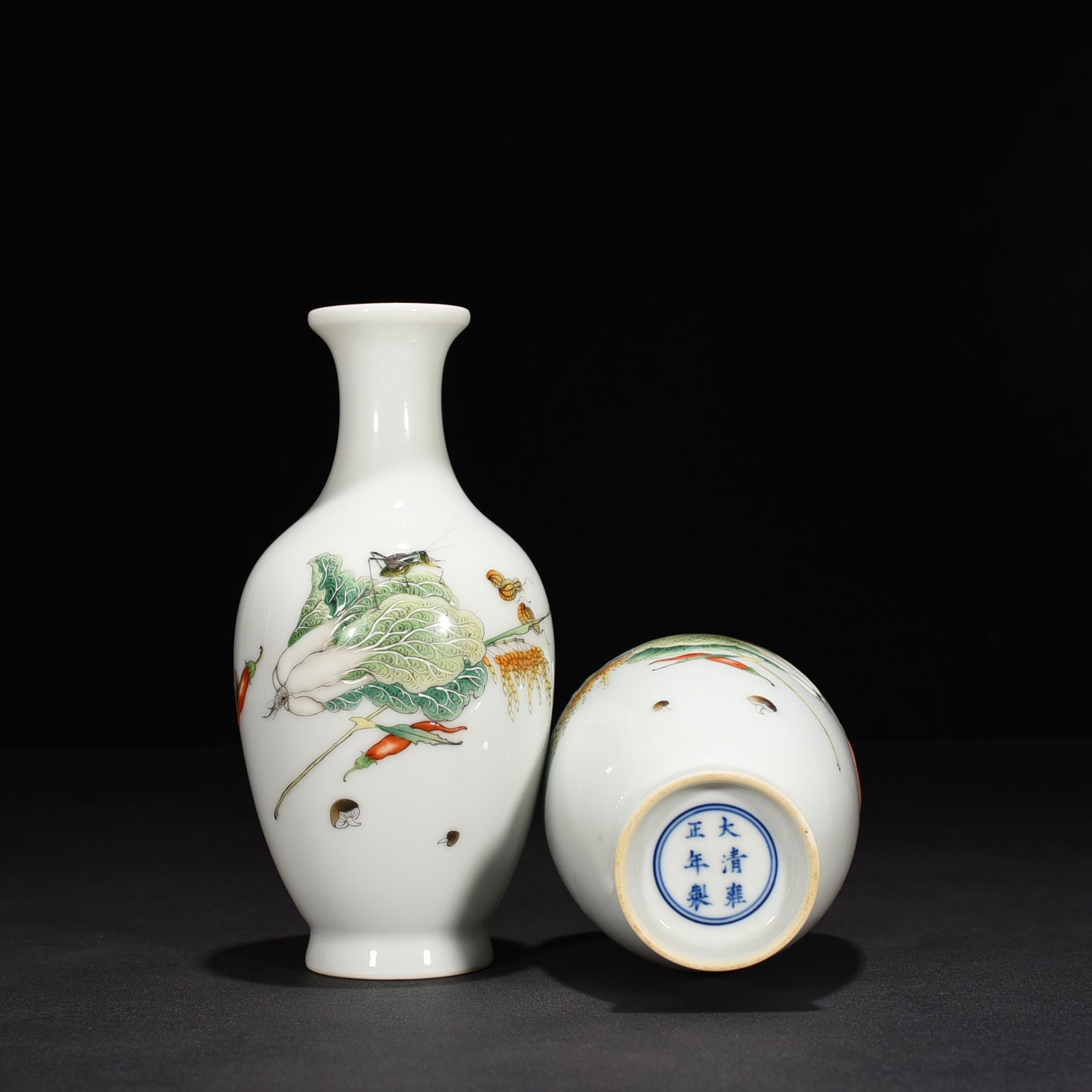 Qing Dynasty Yongzheng enamel fruit and vegetable cabbage pattern dish bottle
