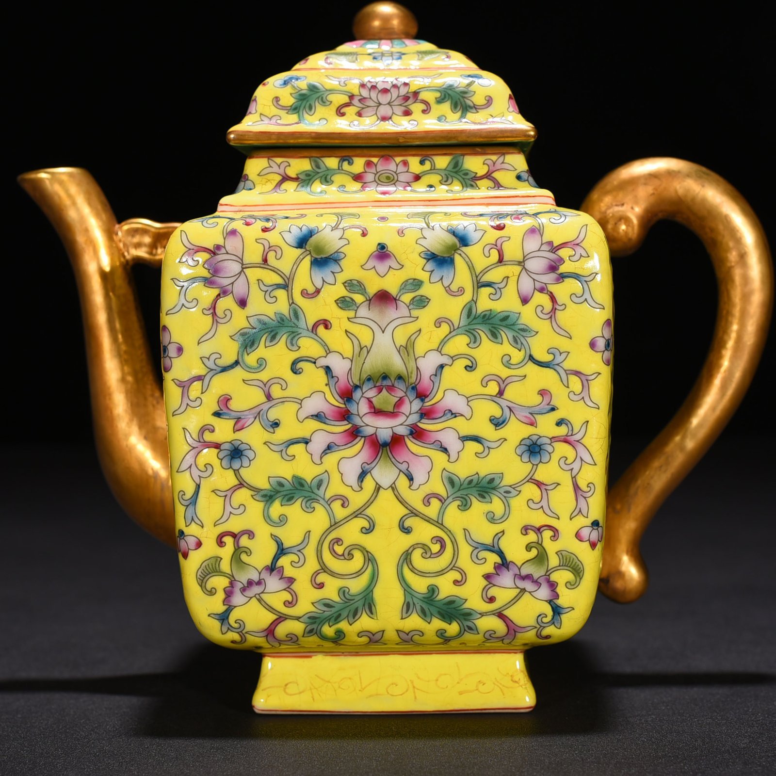 Qing Dynasty Yongzheng yellow ground pastel flower pattern square pot