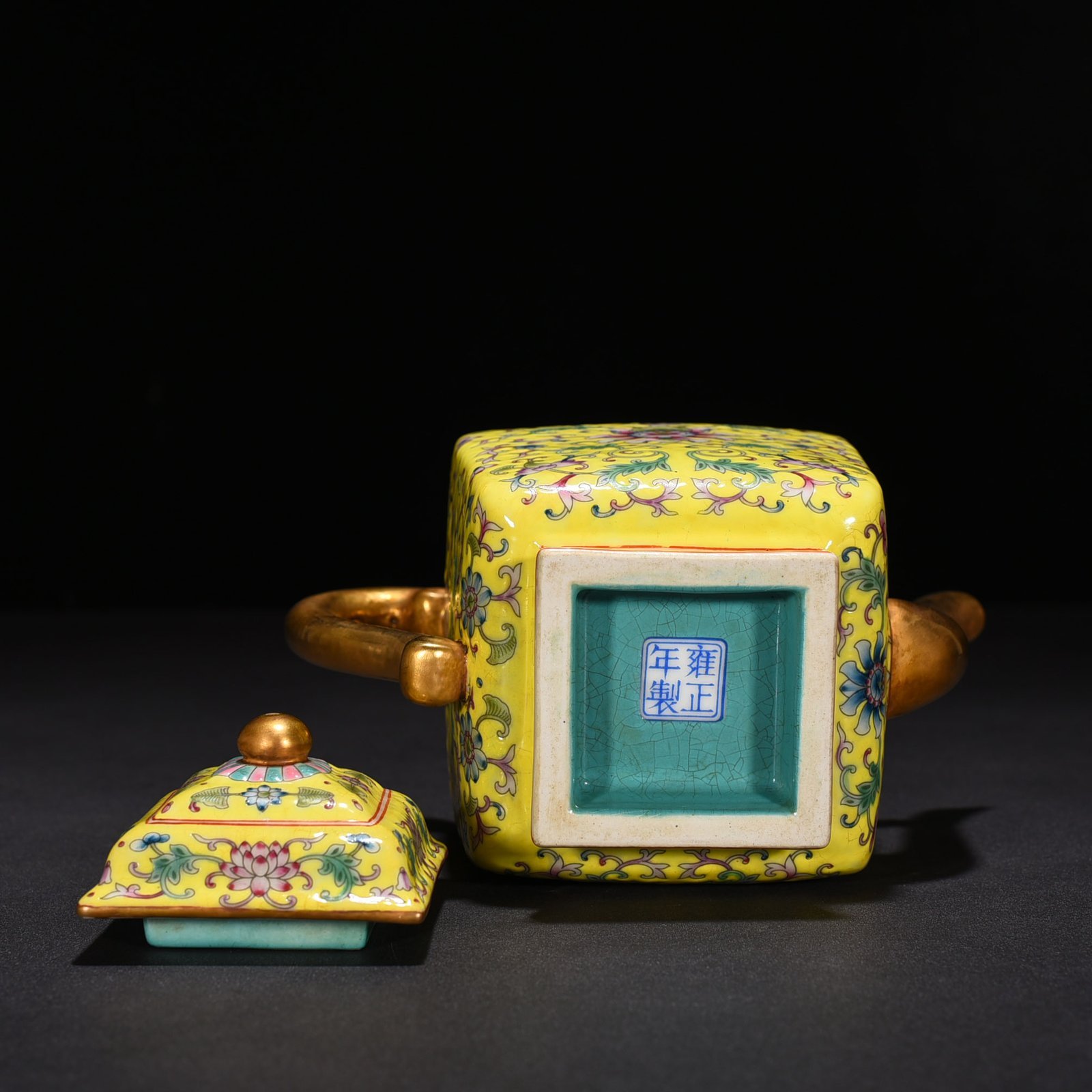 Qing Dynasty Yongzheng yellow ground pastel flower pattern square pot