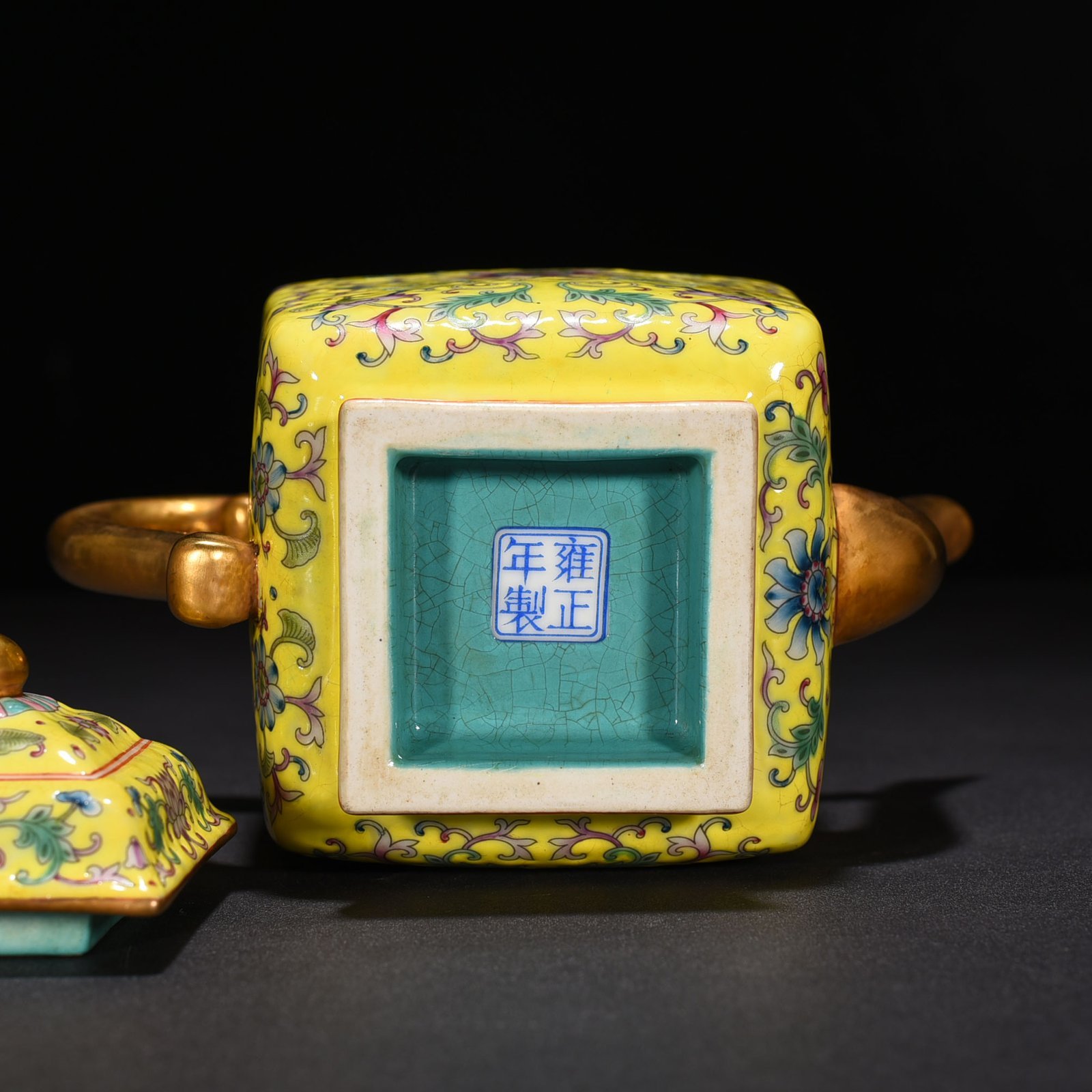 Qing Dynasty Yongzheng yellow ground pastel flower pattern square pot