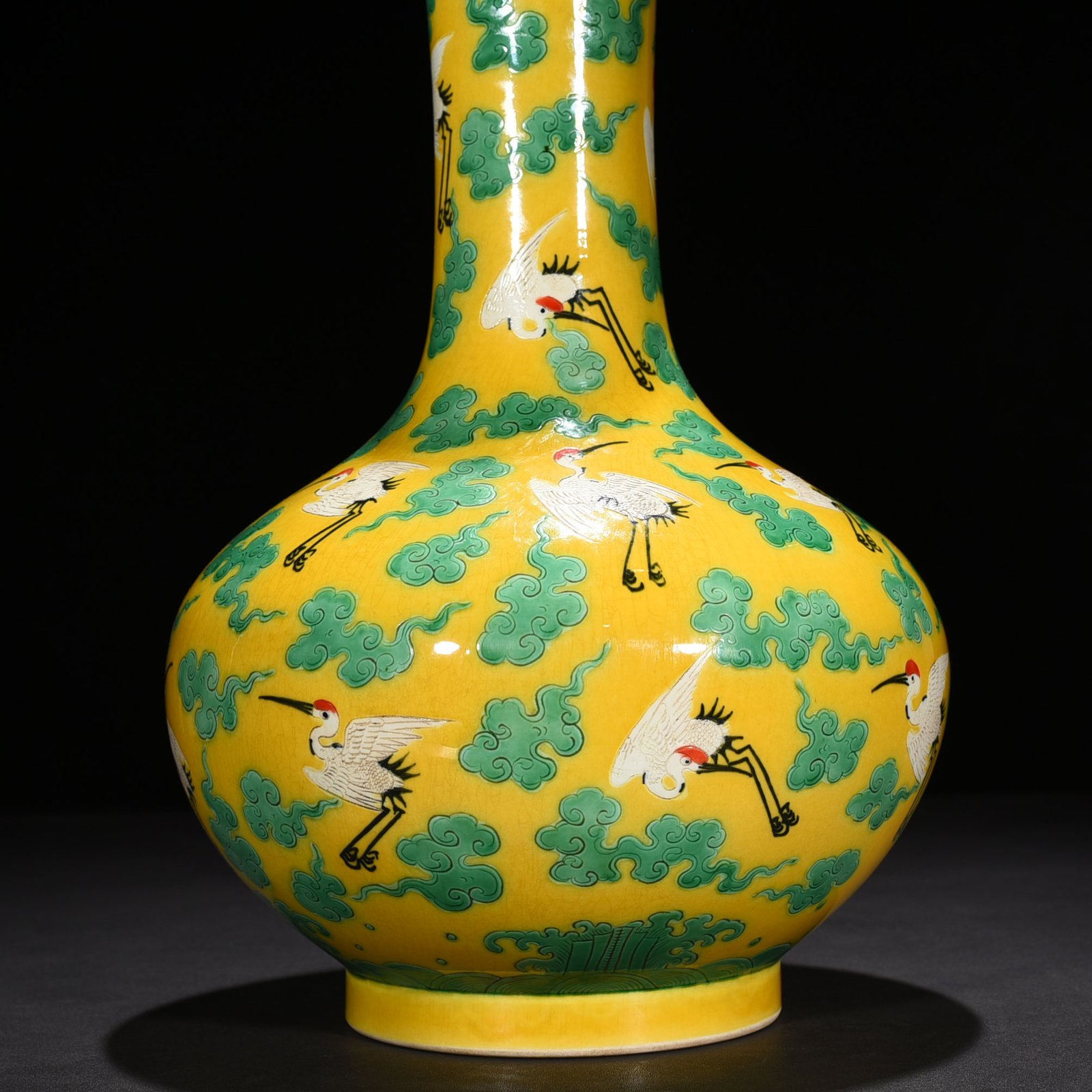 Qing Dynasty Yongzheng yellow ground plain three-color cloud and crane pattern straight neck bottle