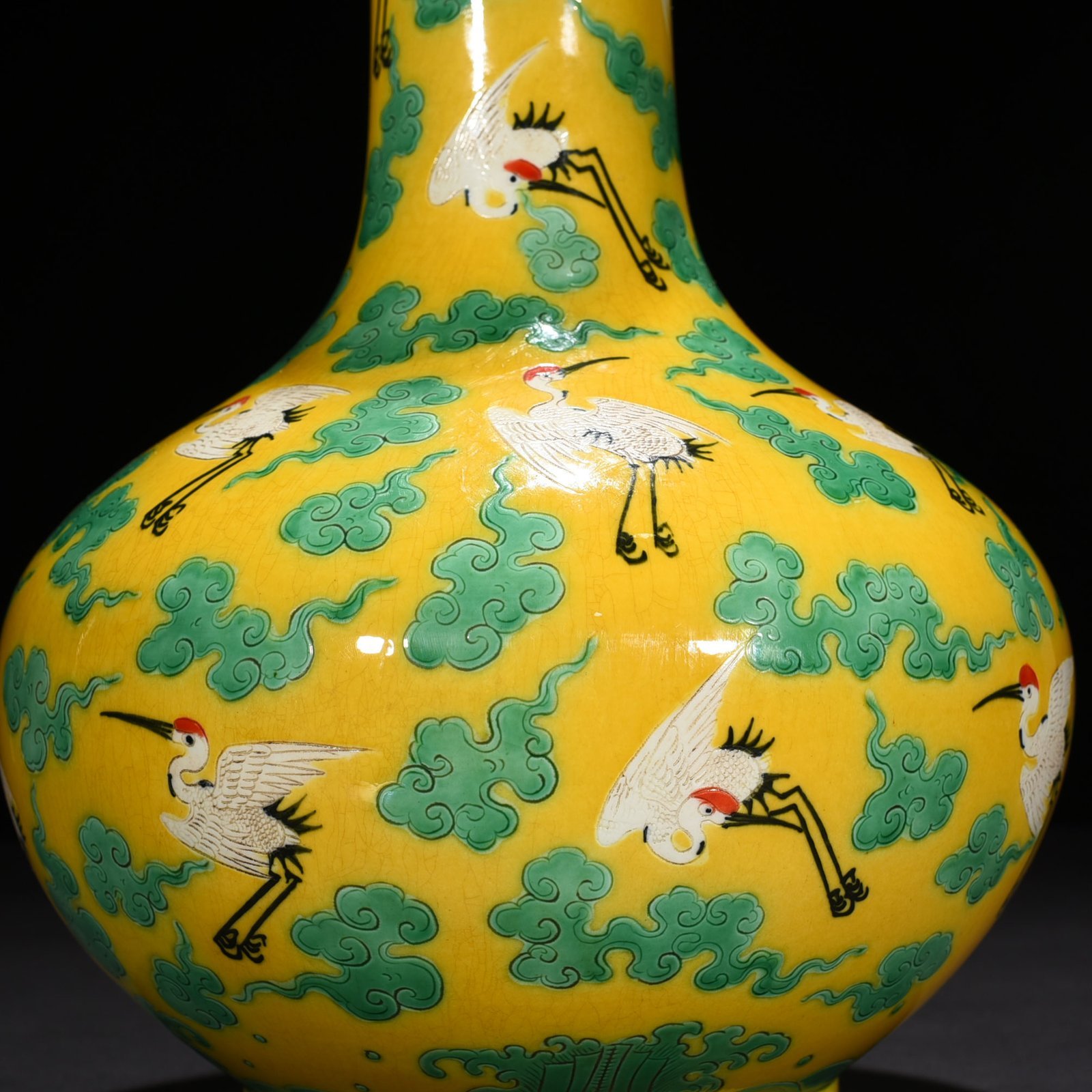 Qing Dynasty Yongzheng yellow ground plain three-color cloud and crane pattern straight neck bottle