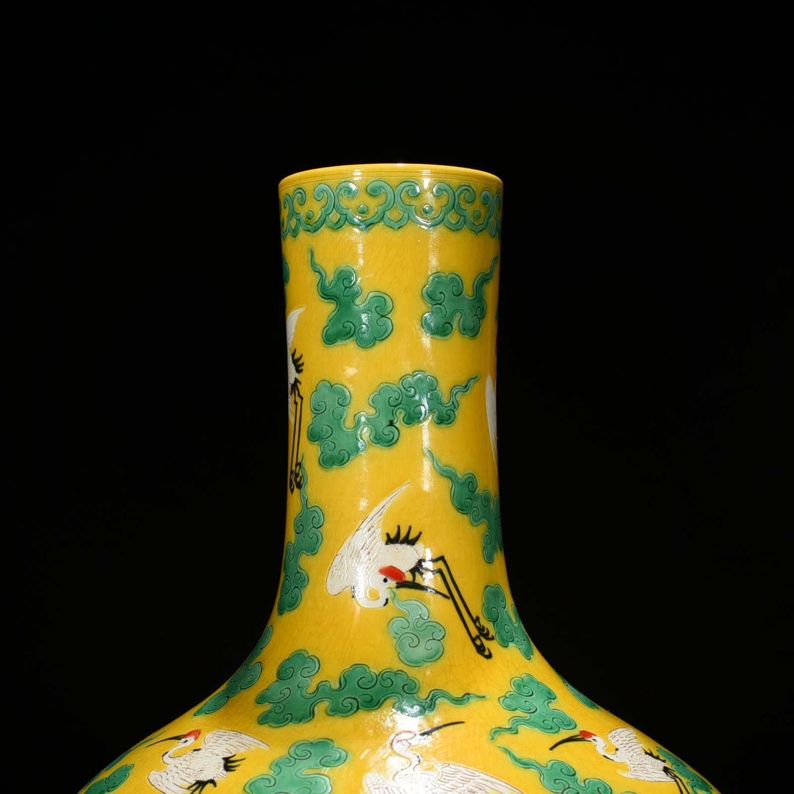 Qing Dynasty Yongzheng yellow ground plain three-color cloud and crane pattern straight neck bottle