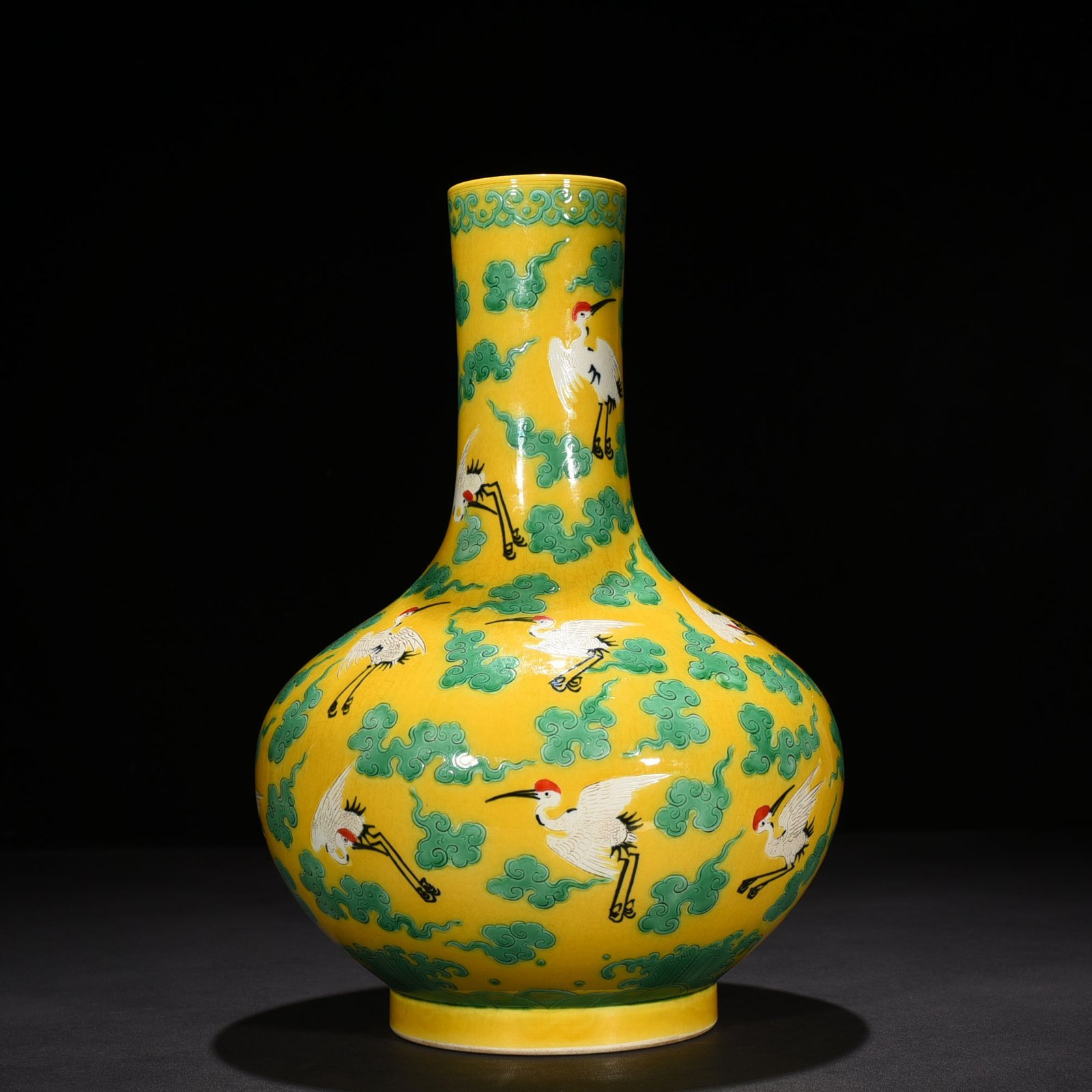 Qing Dynasty Yongzheng yellow ground plain three-color cloud and crane pattern straight neck bottle