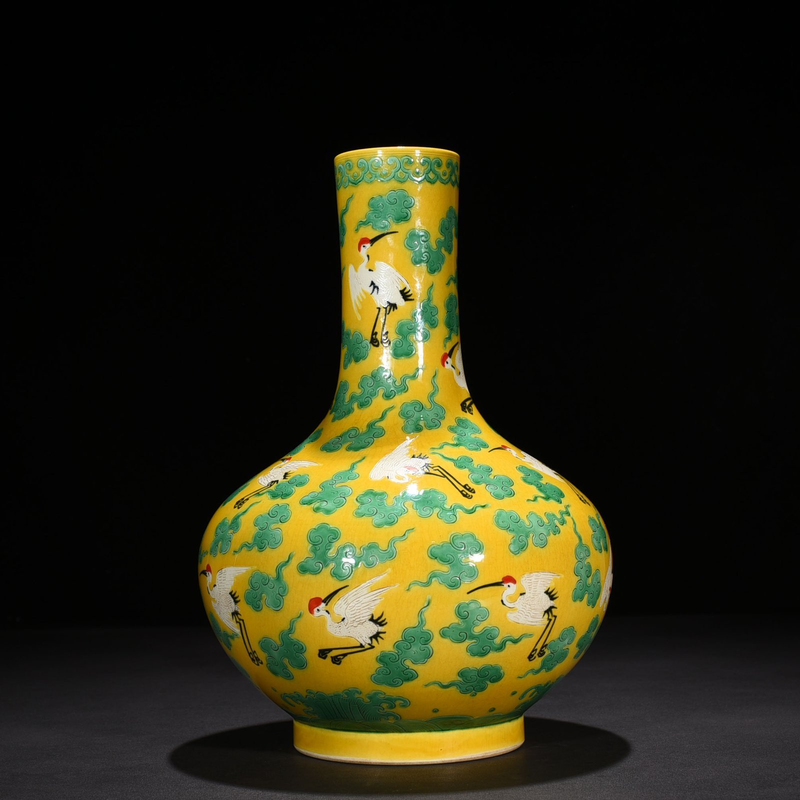 Qing Dynasty Yongzheng yellow ground plain three-color cloud and crane pattern straight neck bottle