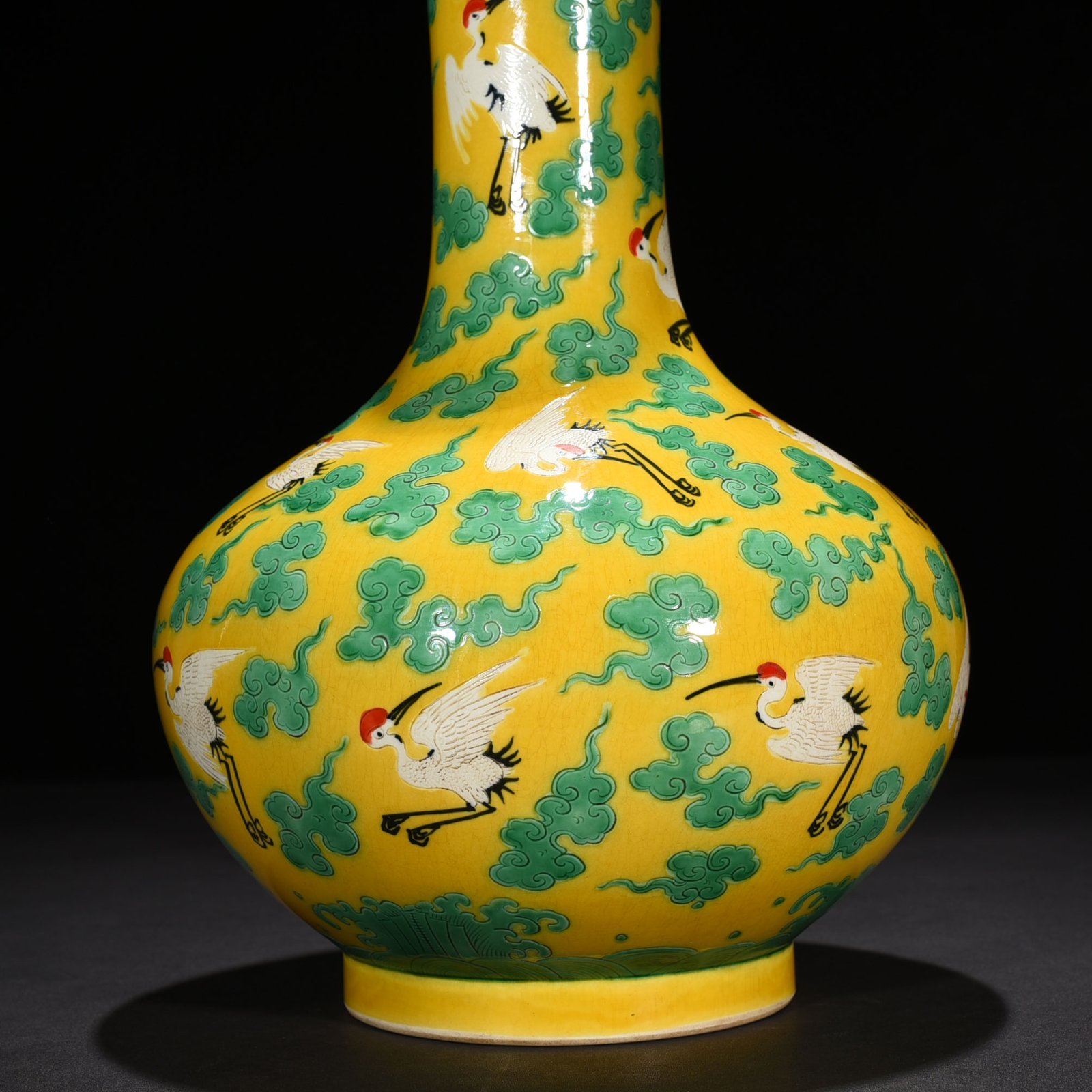 Qing Dynasty Yongzheng yellow ground plain three-color cloud and crane pattern straight neck bottle