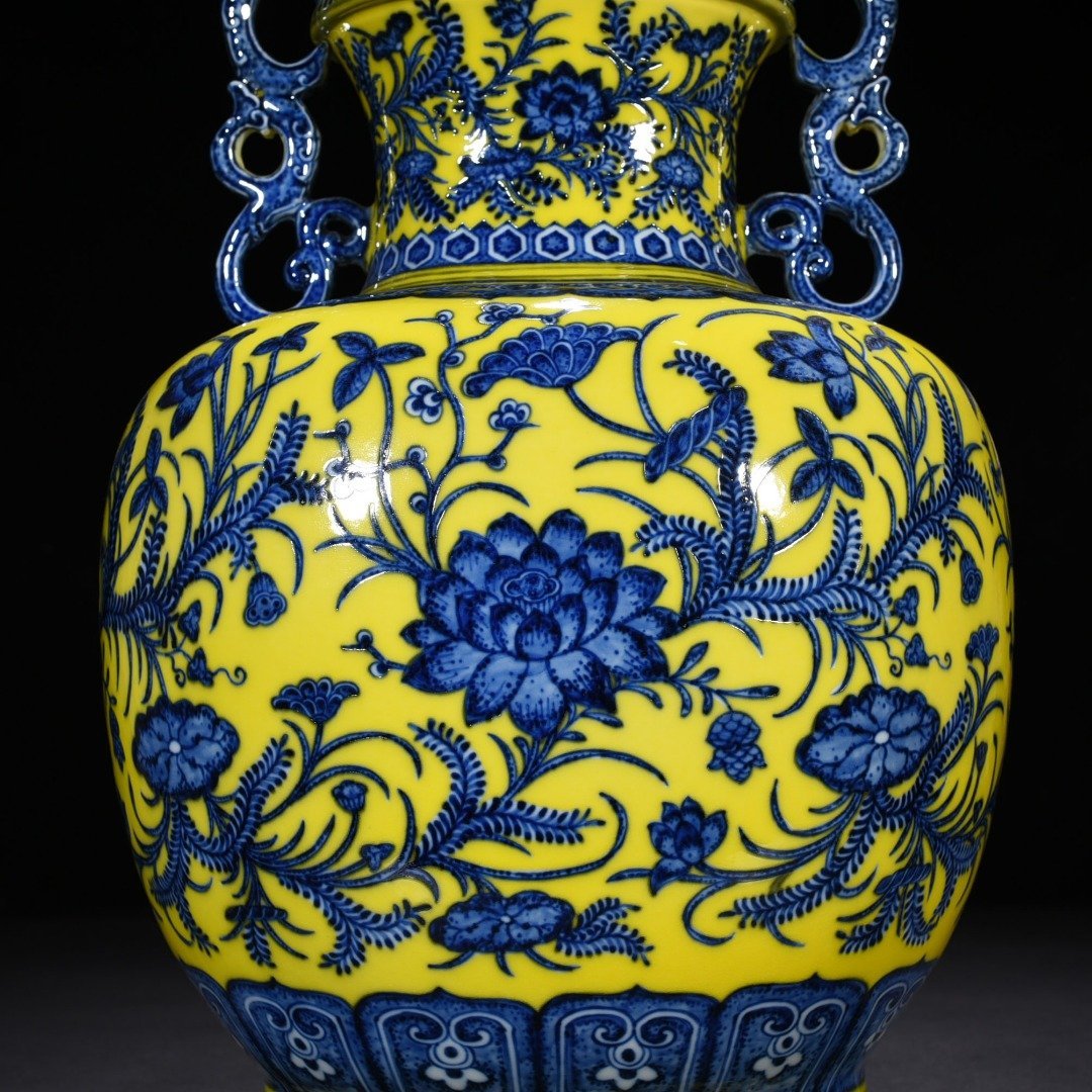 Qing Dynasty Yongzheng yellow ground blue and white lotus pattern double-eared statue