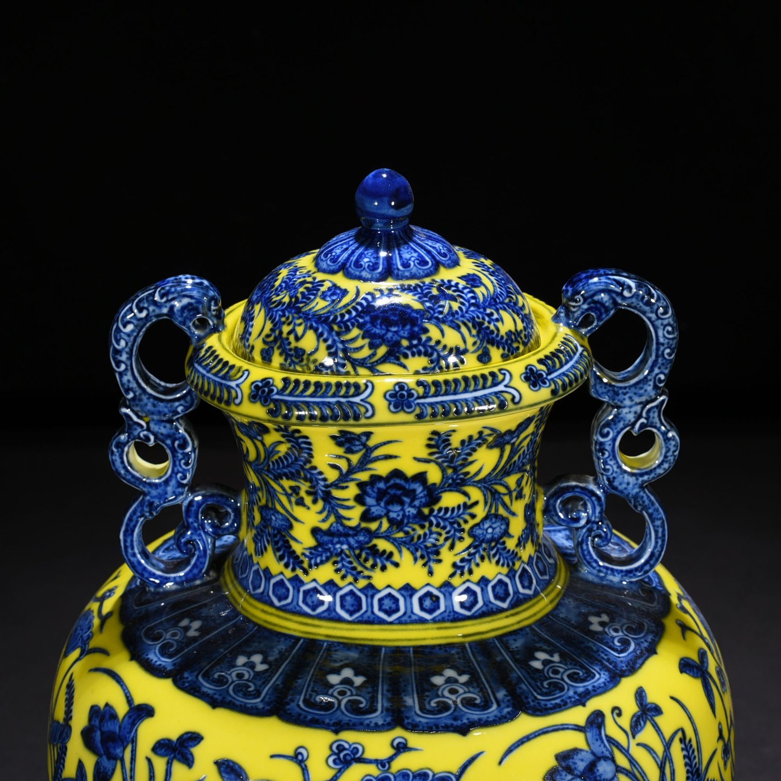 Qing Dynasty Yongzheng yellow ground blue and white lotus pattern double-eared statue
