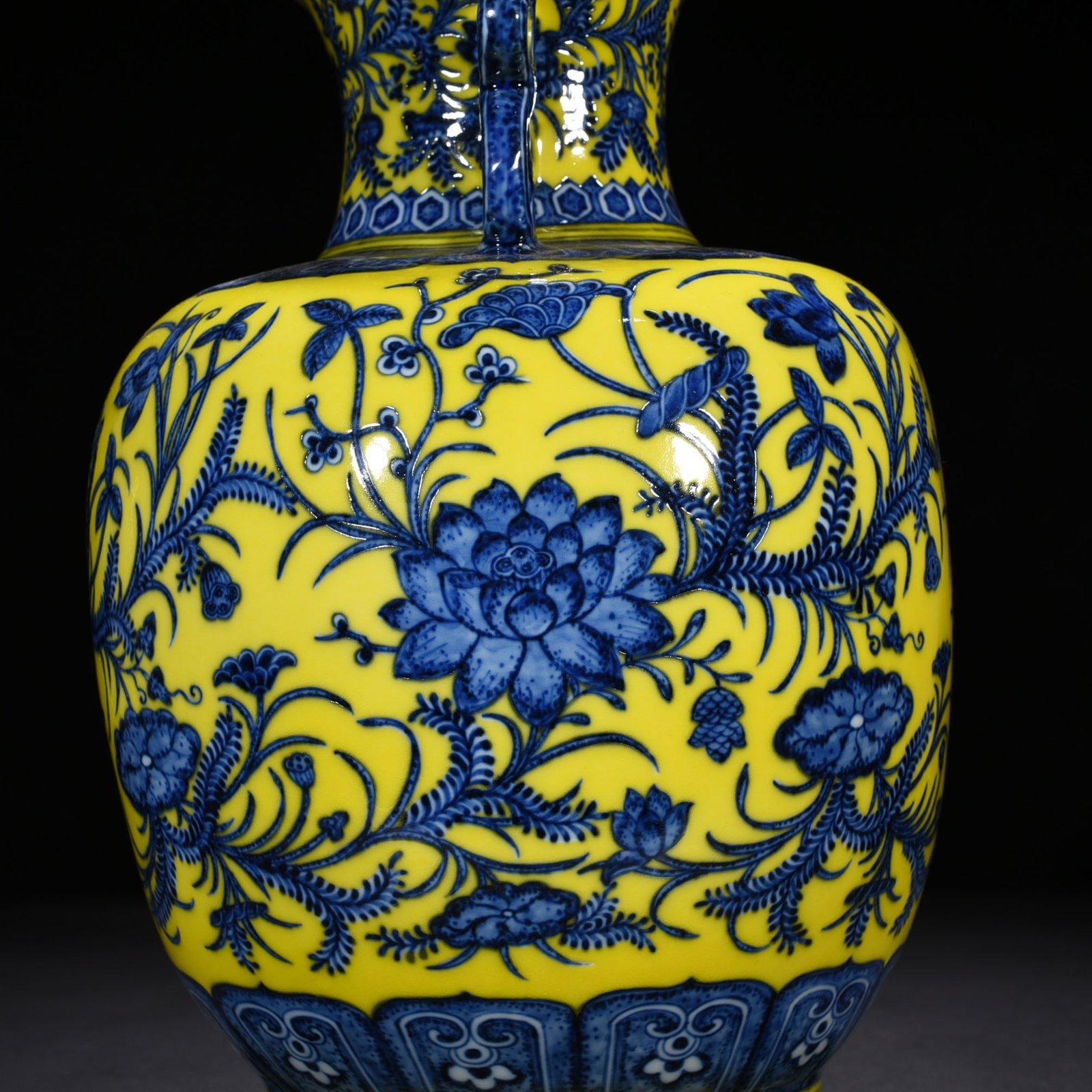 Qing Dynasty Yongzheng yellow ground blue and white lotus pattern double-eared statue