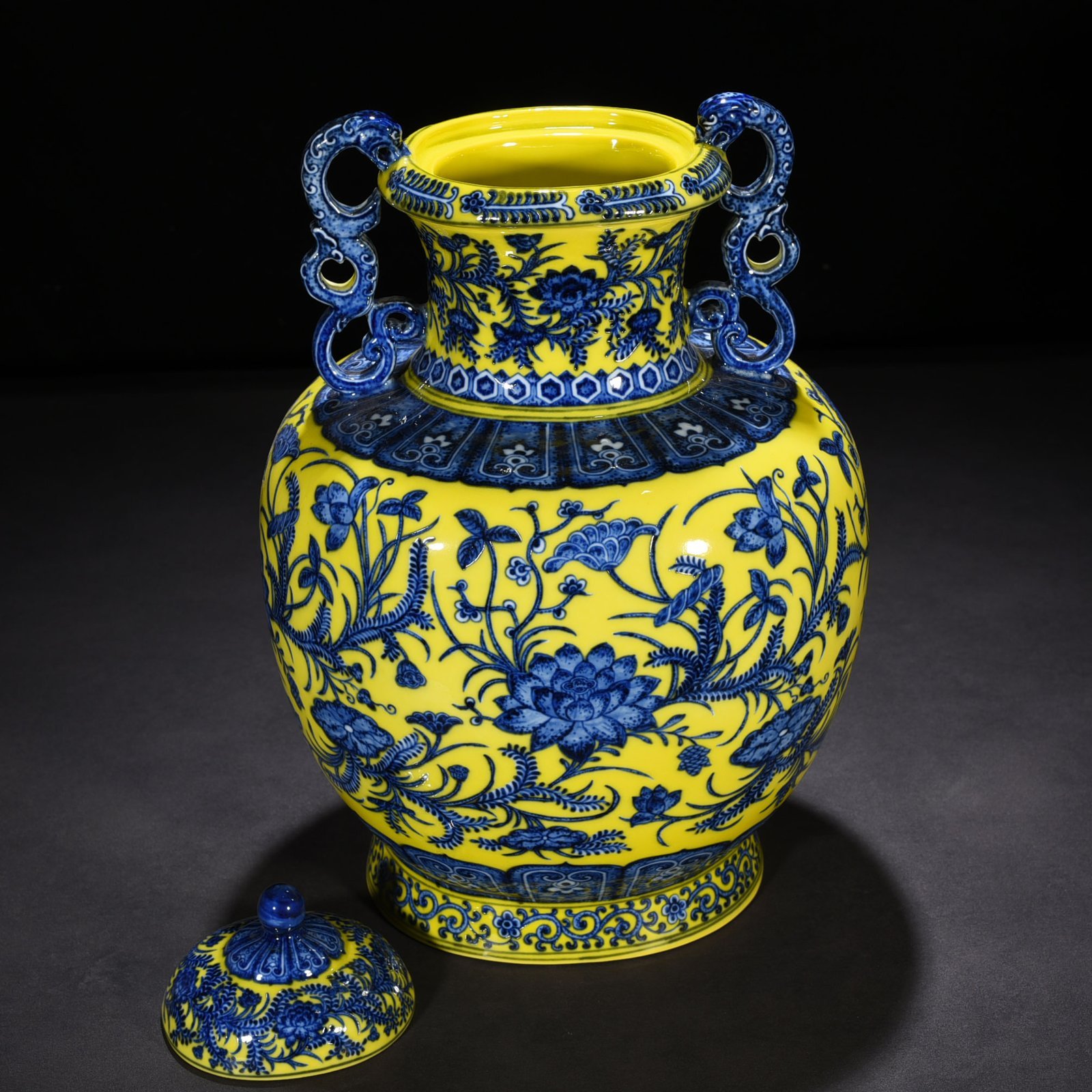Qing Dynasty Yongzheng yellow ground blue and white lotus pattern double-eared statue