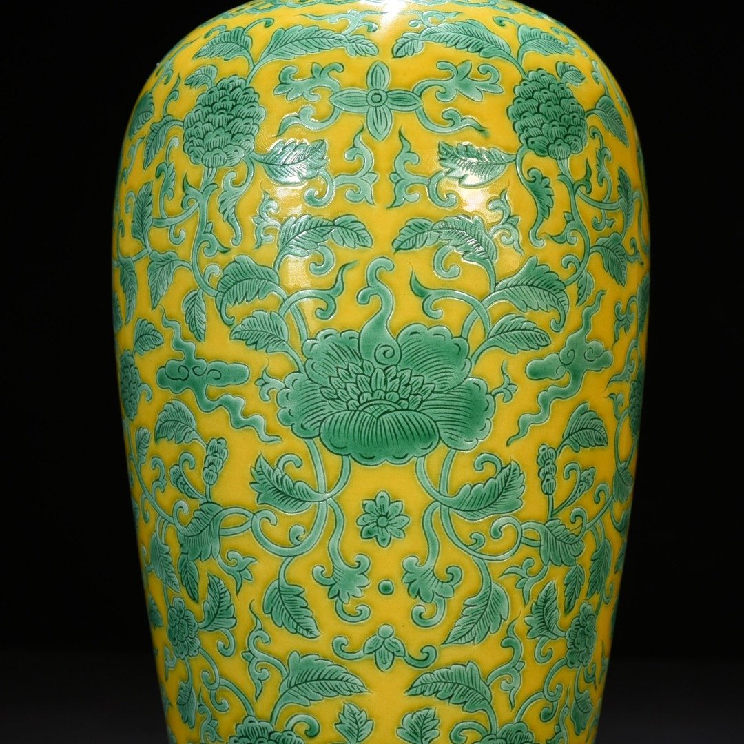 Qing Dynasty Yongzheng yellow glaze engraved green-colored plum vase