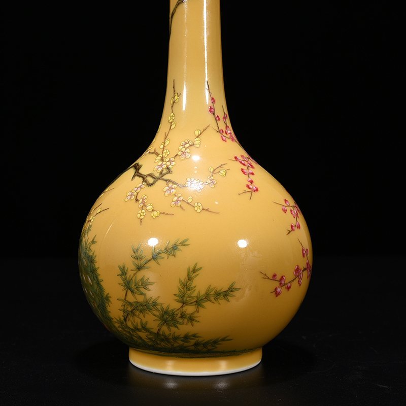 Qing Dynasty Yongzheng yellow glaze pastel peacock flower pattern bile vase
