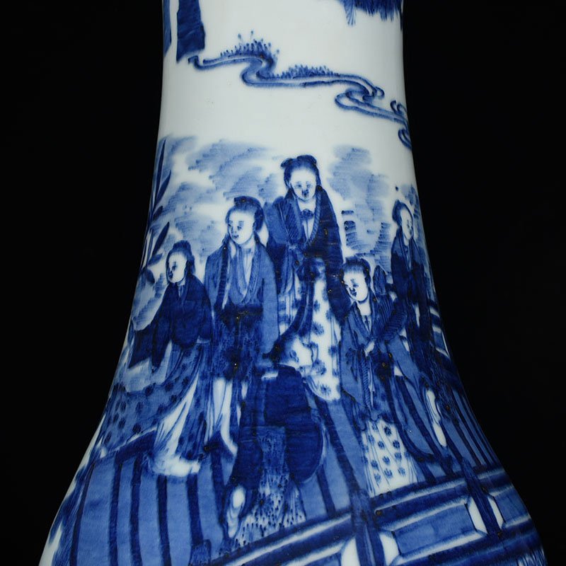 Qing Dynasty Shunzhi blue and white straight-neck vase