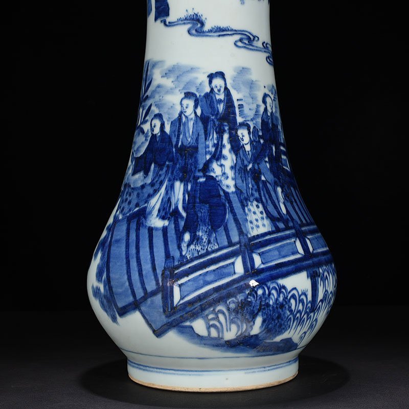 Qing Dynasty Shunzhi blue and white straight-neck vase