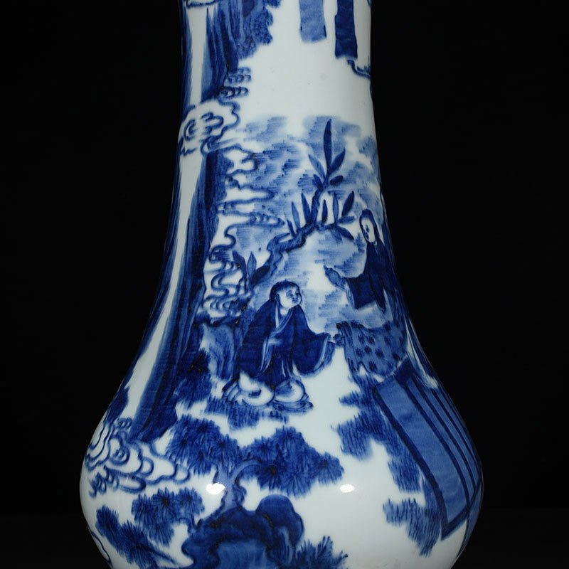 Qing Dynasty Shunzhi blue and white straight-neck vase