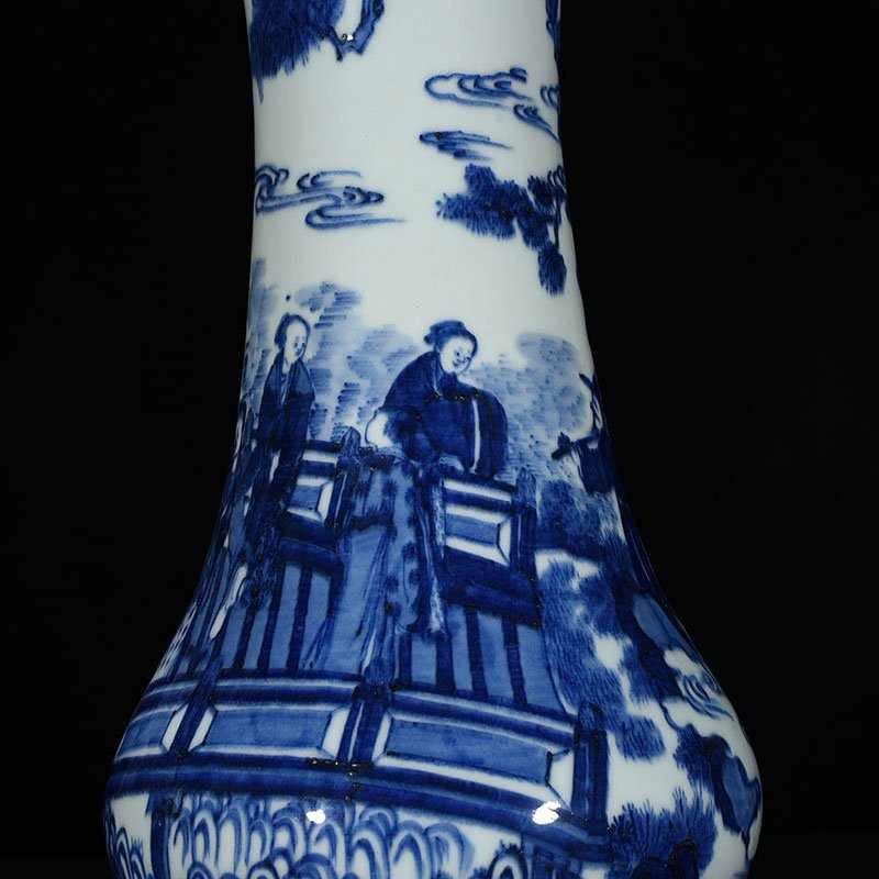 Qing Dynasty Shunzhi blue and white straight-neck vase