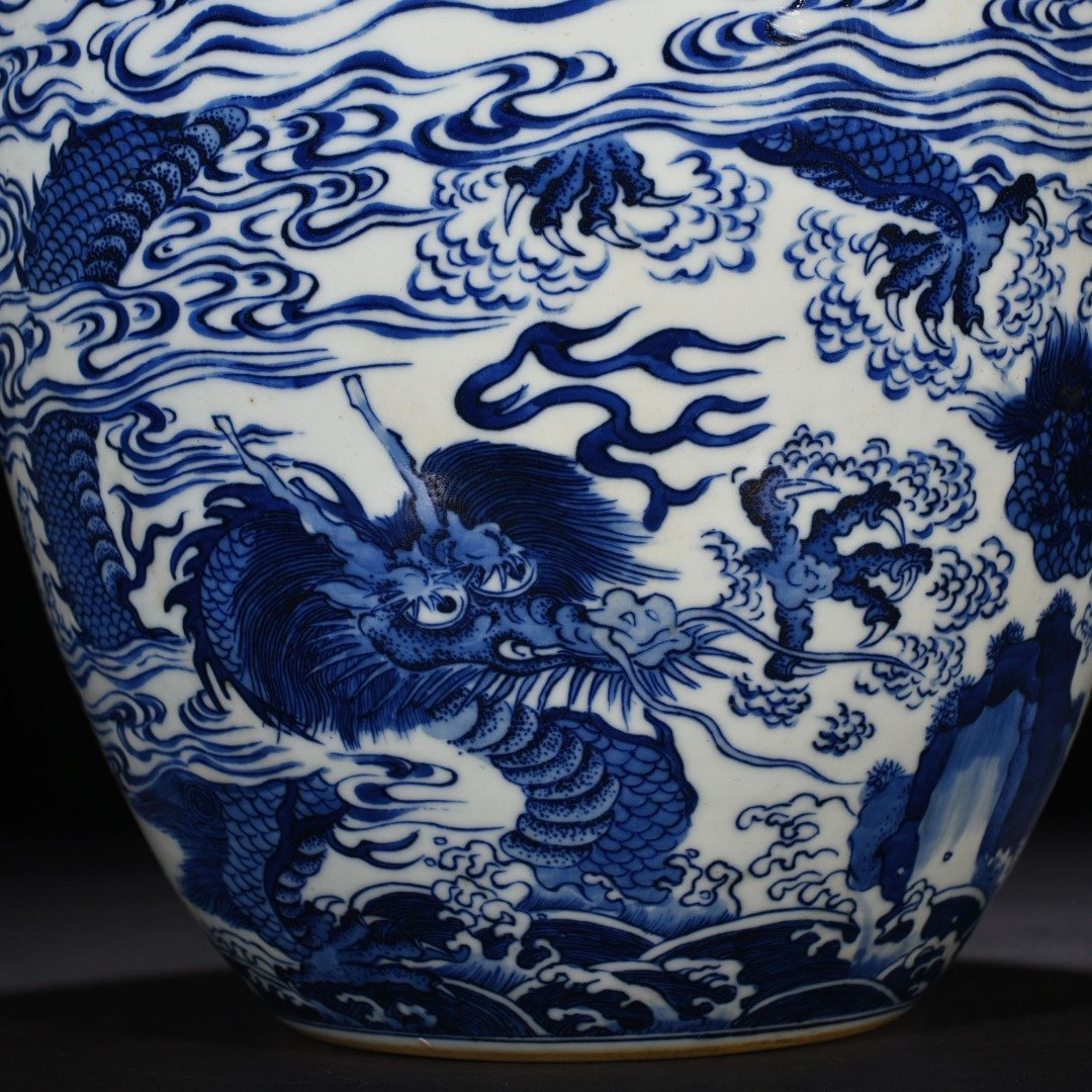 Qing Dynasty Shunzhi blue and white double dragons playing with beads pattern vat