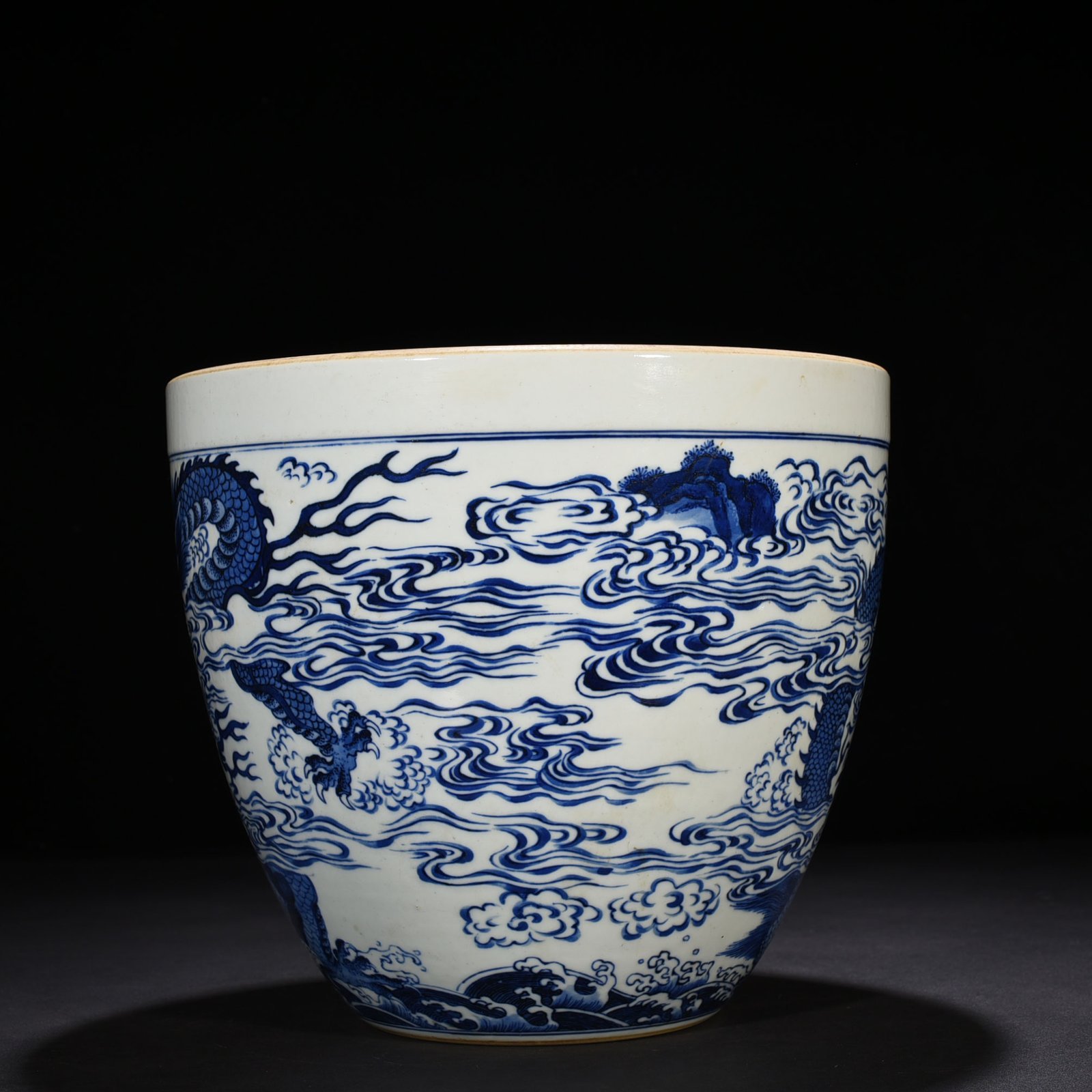 Qing Dynasty Shunzhi blue and white double dragons playing with beads pattern vat
