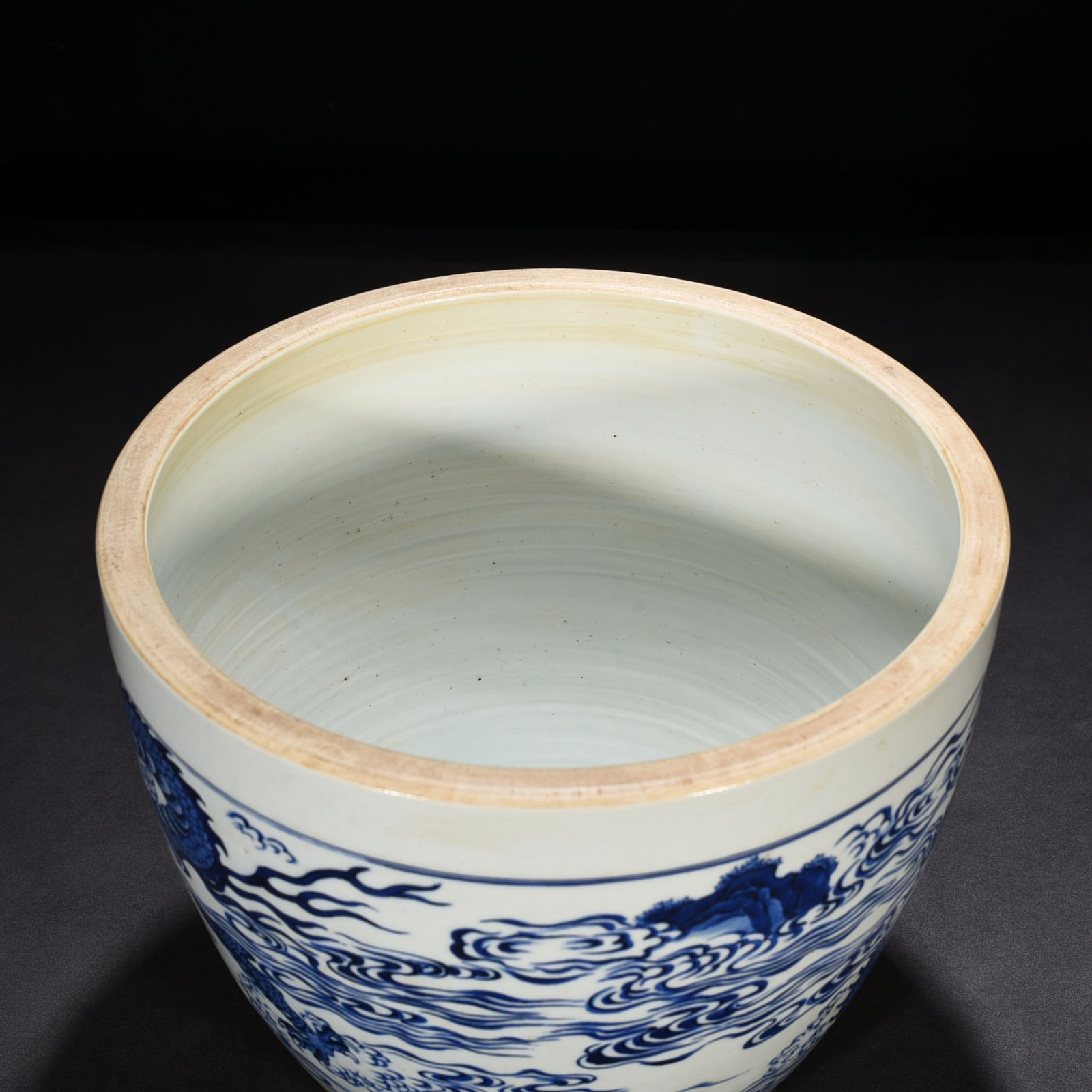 Qing Dynasty Shunzhi blue and white double dragons playing with beads pattern vat