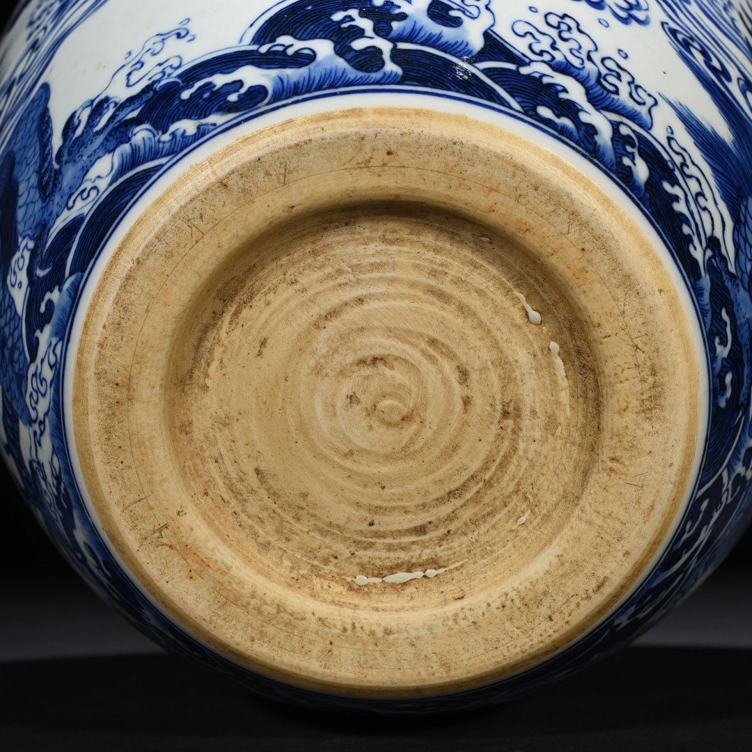 Qing Dynasty Shunzhi blue and white double dragons playing with beads pattern vat