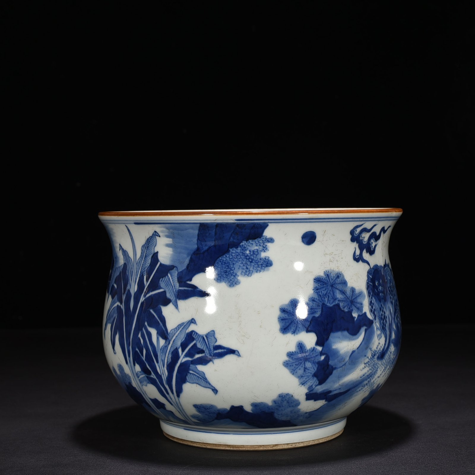 Qing Dynasty Shunzhi blue and white banana unicorn pattern furnace