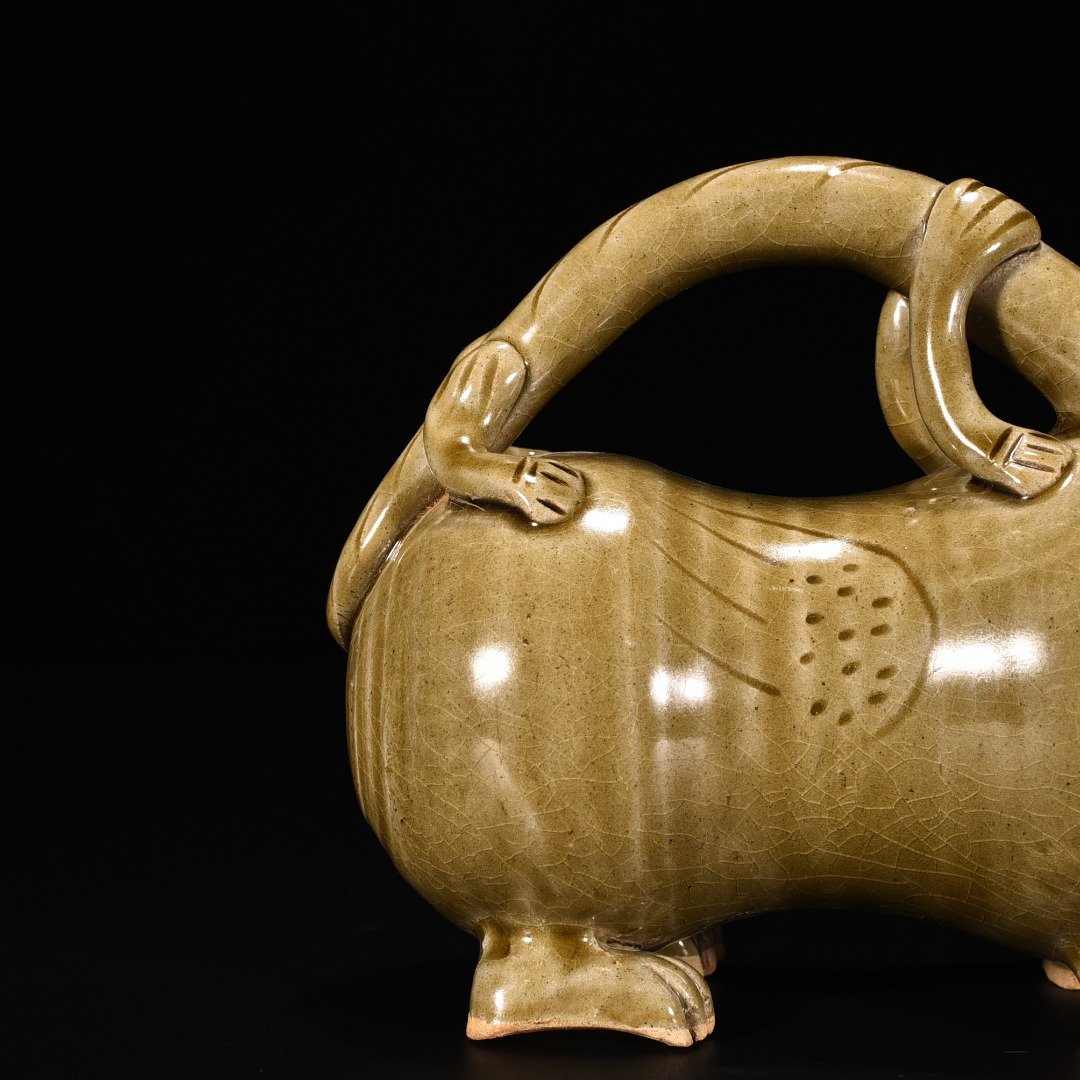 Jin Dynasty Yue kiln celadon tiger statue