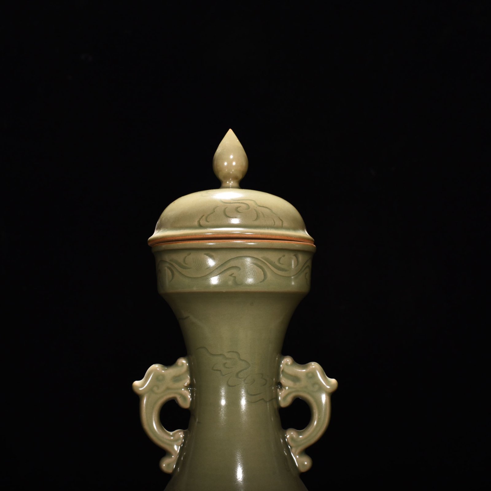 Five Dynasty Yue kiln engraved cloud and dragon pattern double-eared bottle with lid