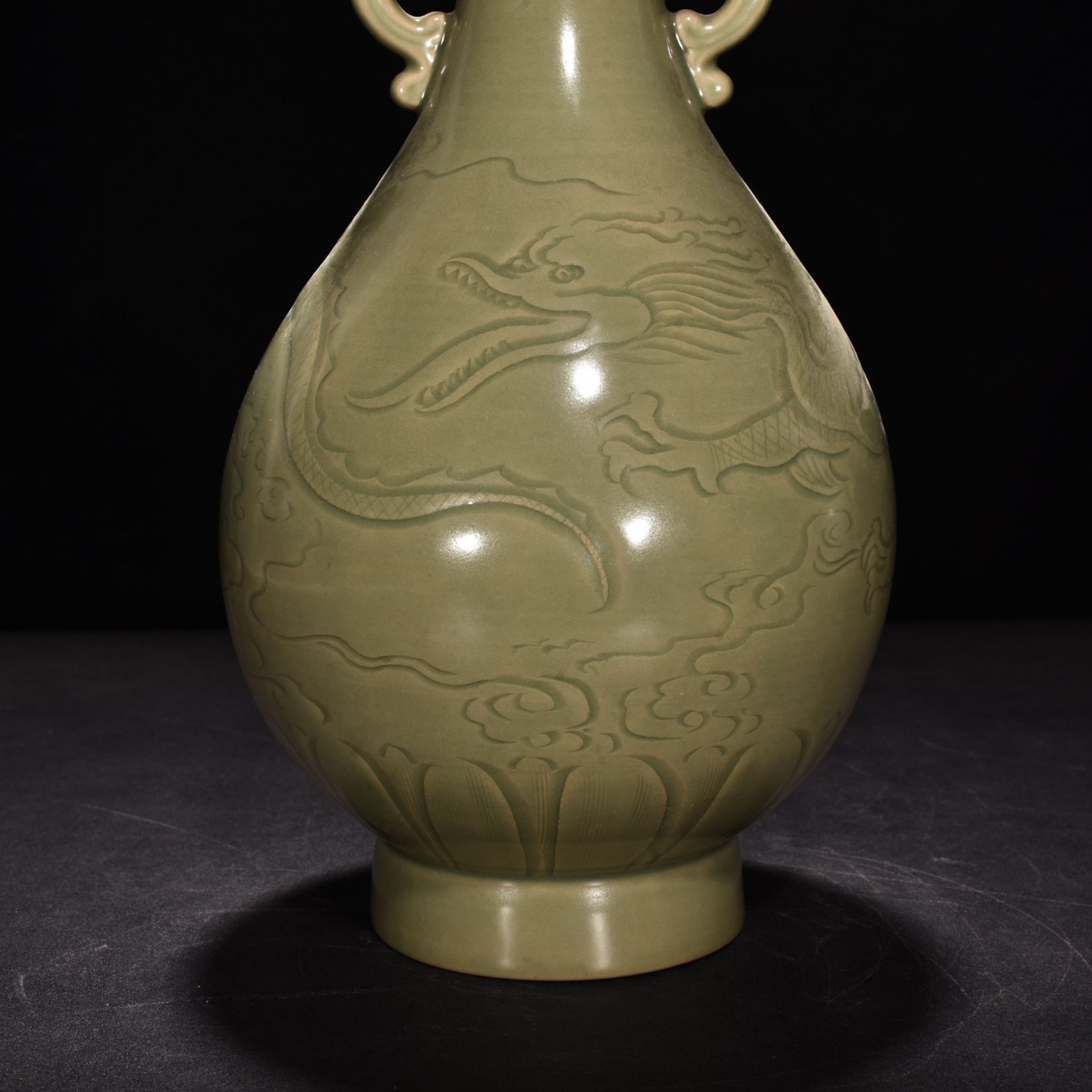Five Dynasty Yue kiln engraved cloud and dragon pattern double-eared bottle with lid