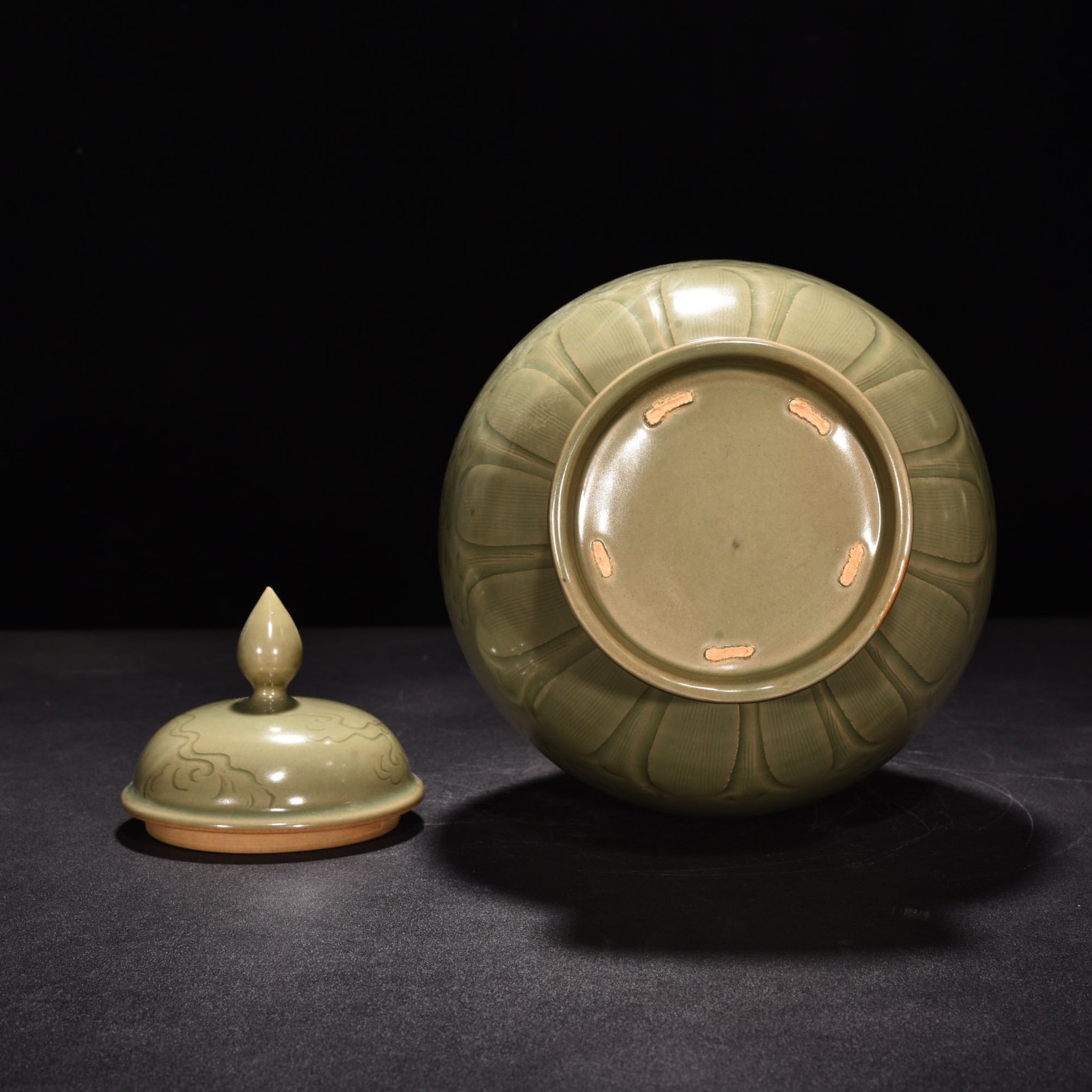 Five Dynasty Yue kiln engraved cloud and dragon pattern double-eared bottle with lid