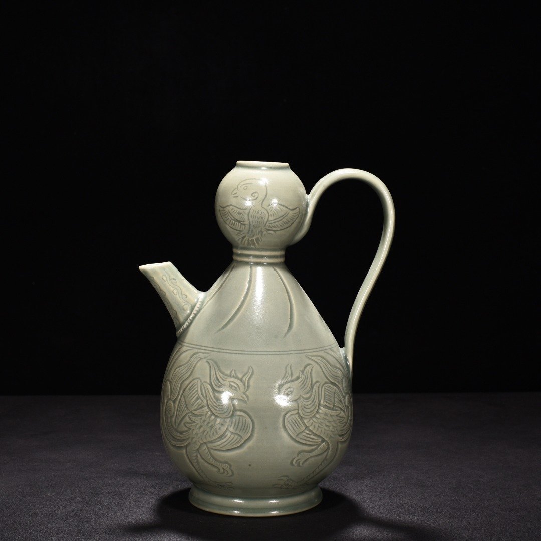 Five Dynasty Yue kiln carved phoenix pattern ewer
