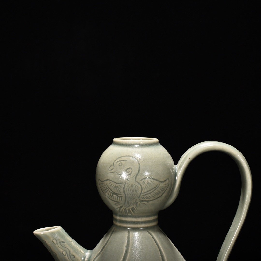 Five Dynasty Yue kiln carved phoenix pattern ewer