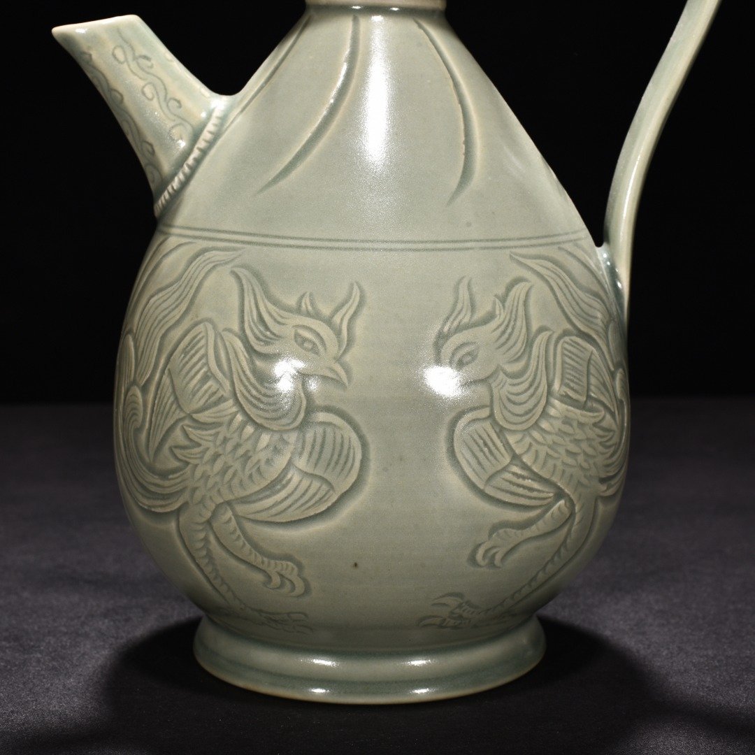 Five Dynasty Yue kiln carved phoenix pattern ewer