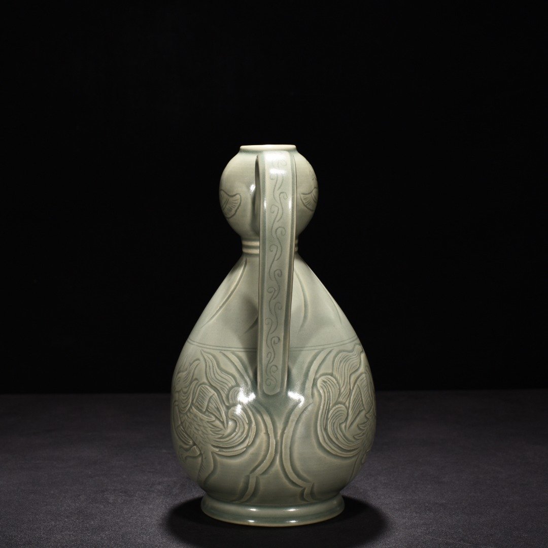 Five Dynasty Yue kiln carved phoenix pattern ewer