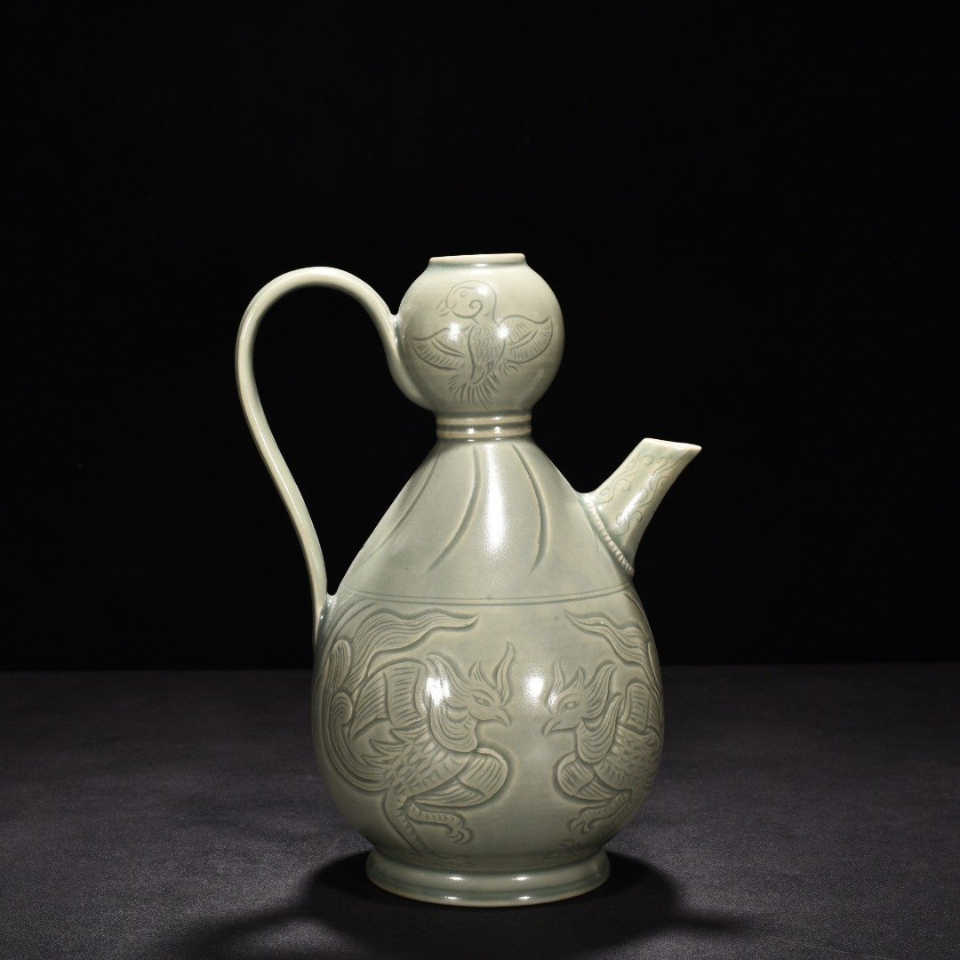 Five Dynasty Yue kiln carved phoenix pattern ewer