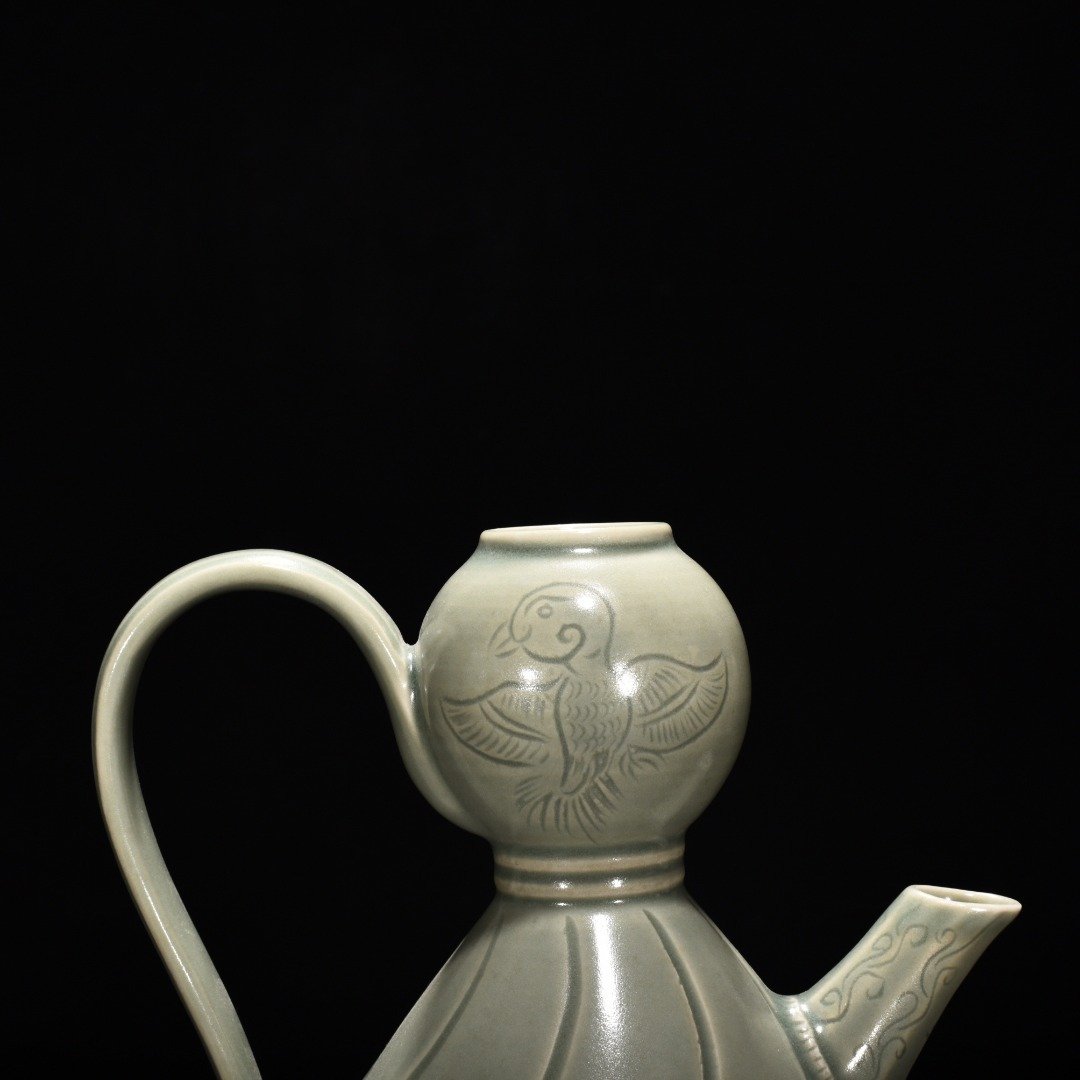 Five Dynasty Yue kiln carved phoenix pattern ewer