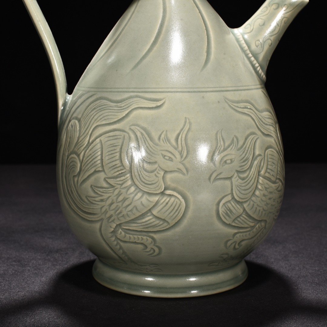 Five Dynasty Yue kiln carved phoenix pattern ewer