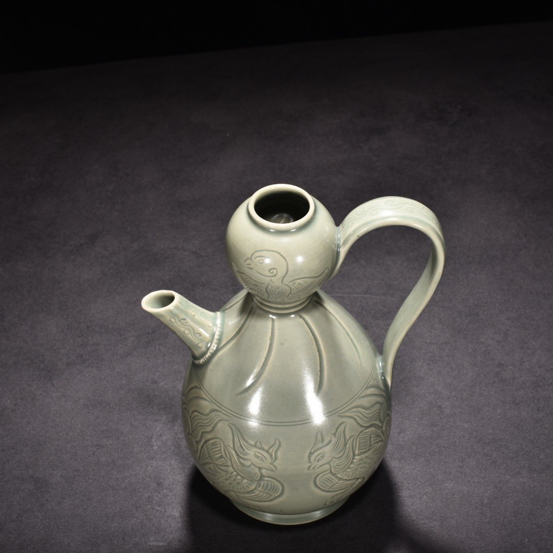 Five Dynasty Yue kiln carved phoenix pattern ewer