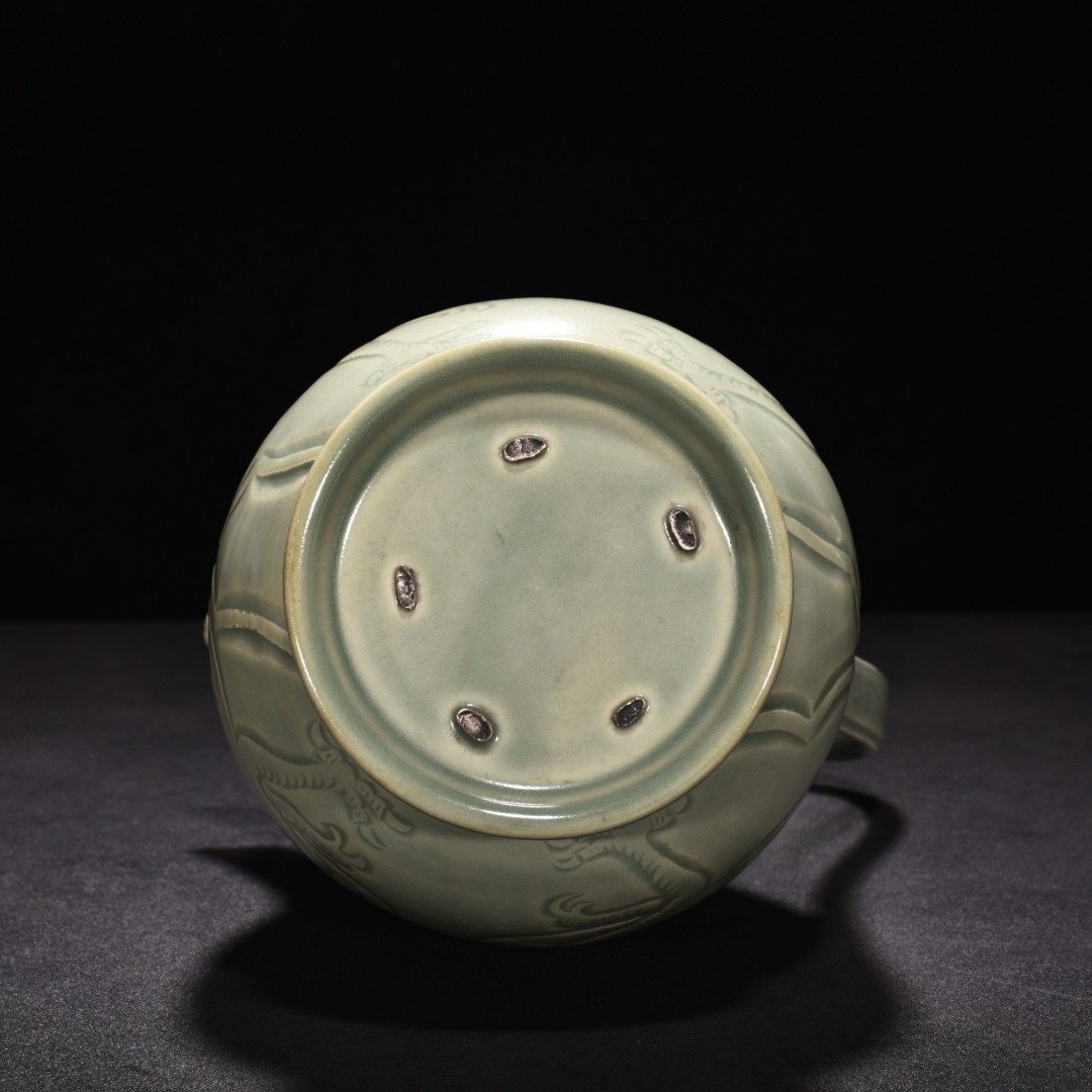 Five Dynasty Yue kiln carved phoenix pattern ewer