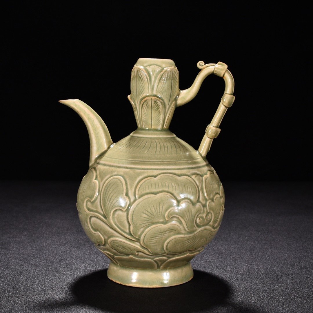 Five Dynasty Yue kiln celadon engraved flower pattern ewer