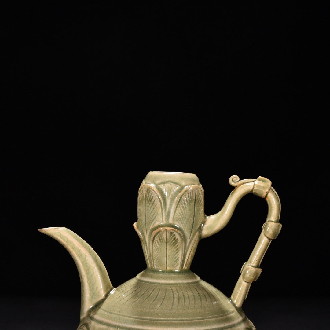 Five Dynasty Yue kiln celadon engraved flower pattern ewer