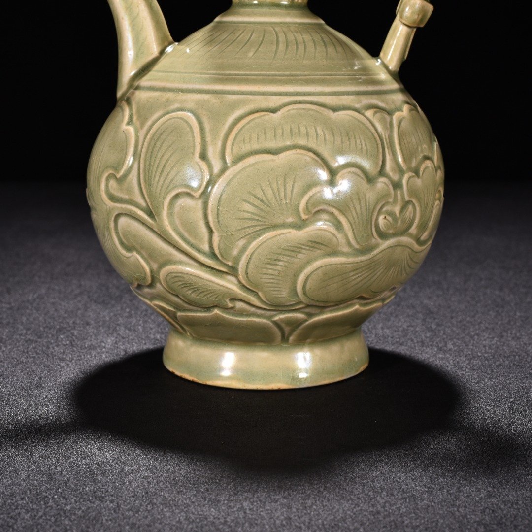 Five Dynasty Yue kiln celadon engraved flower pattern ewer