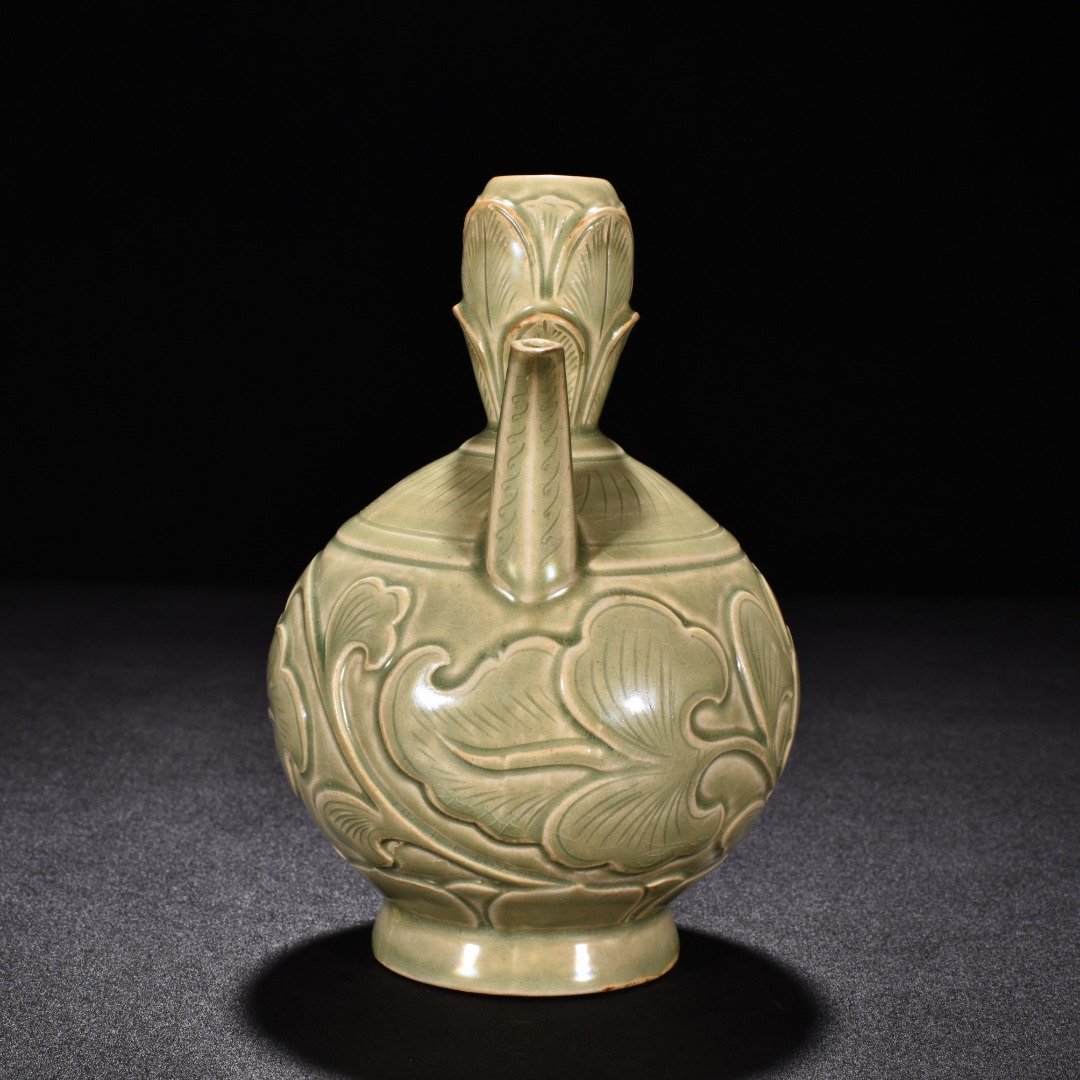 Five Dynasty Yue kiln celadon engraved flower pattern ewer