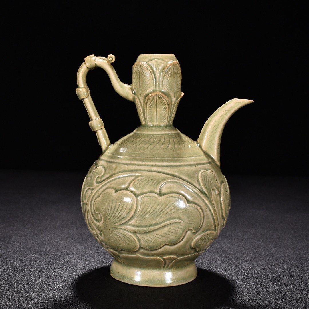 Five Dynasty Yue kiln celadon engraved flower pattern ewer