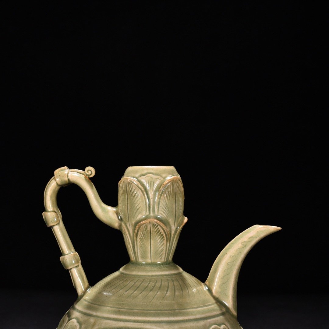 Five Dynasty Yue kiln celadon engraved flower pattern ewer