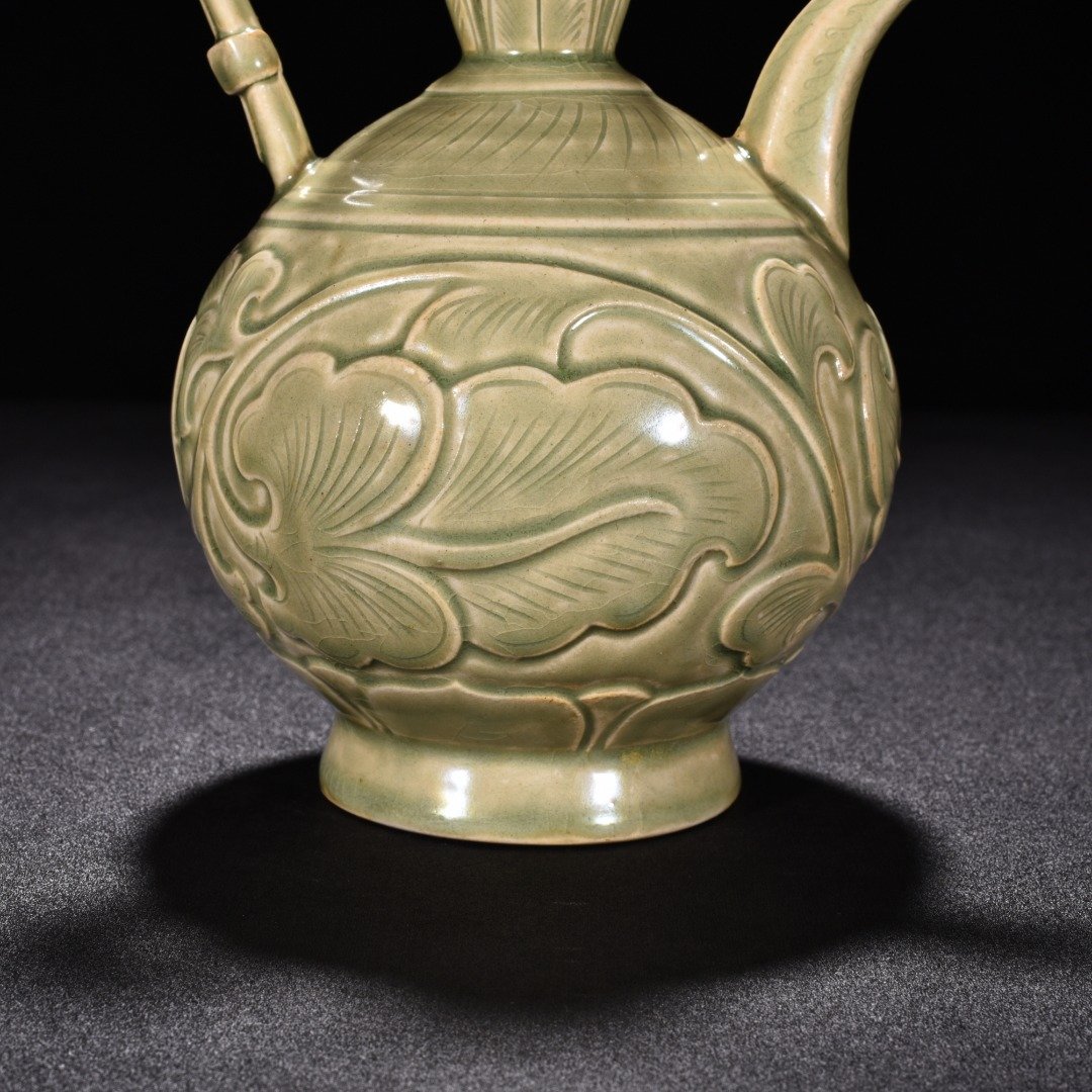 Five Dynasty Yue kiln celadon engraved flower pattern ewer